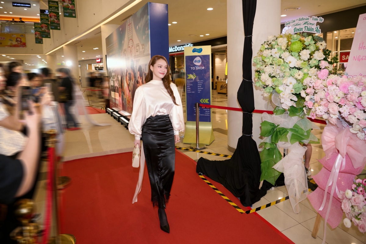 Nhã Phương khoe nhan sắc tươi tắn, rạng rỡ trên thảm đỏ ra mắt phim "Hẹn em ngày nhật thực".