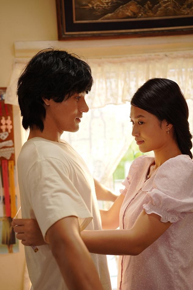 Khương Lê là nam chính trong bộ phim điện ảnh "Hẹn em ngày nhật thực" của đạo diễn Lê Thiện Viễn, đóng cặp cùng Hoa hậu Đoàn Thiên Ân. Phim hiện đứng vị trí top 1 doanh thu trong ngày của phòng vé Việt, theo bảng xếp hạng của Box Office Vietnam. Nam diễn viên vào vai Thiên - chàng trai trẻ làm nghề thợ điện, đem lòng yêu mến Ân - cô gái theo đạo Công giáo, đầu thập niên 1990. 