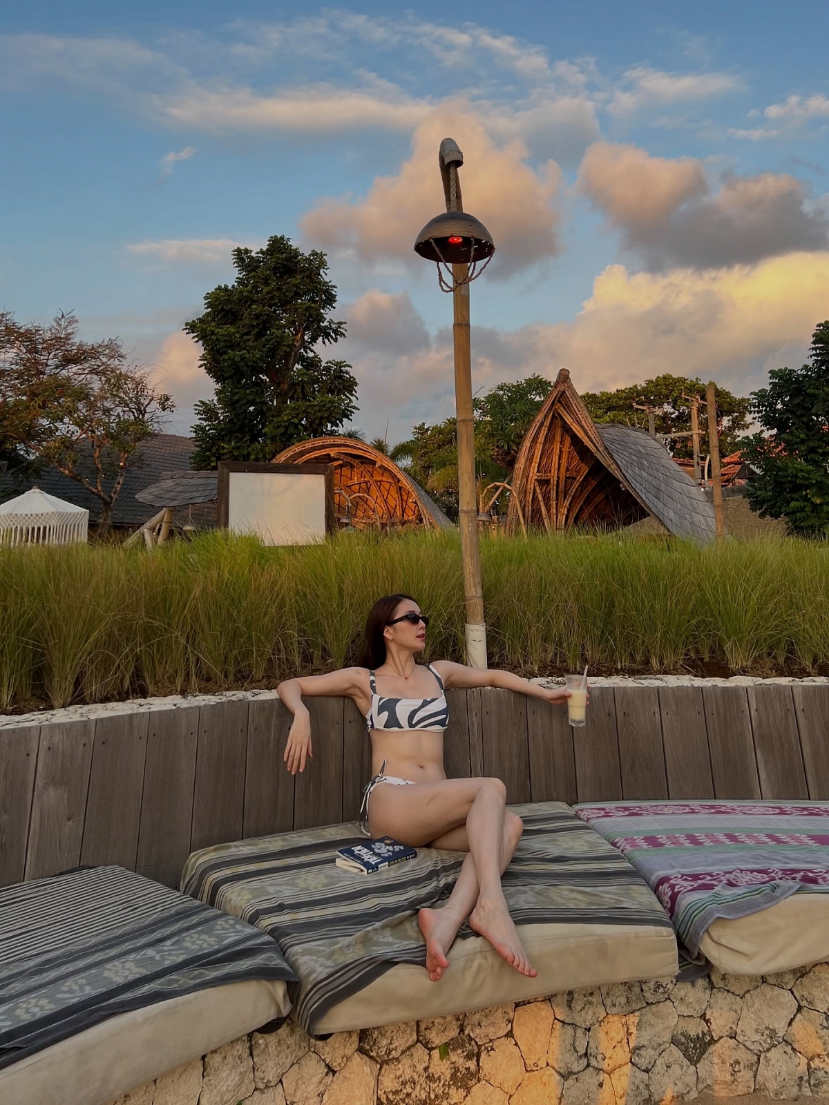 Thiều Bảo Trang "flex" tối đa sự nóng bỏng của mình khi diện bikini. Những bức ảnh thả dáng bên hồ bơi hay giữa không gian resort khiến tổng thể trở nên gợi cảm và khó rời mắt.