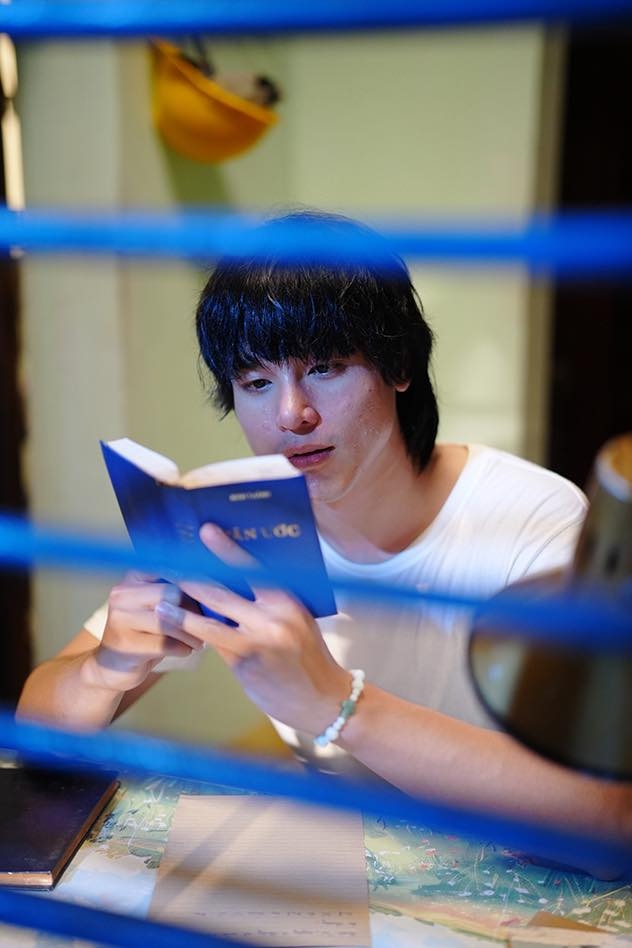 Khương Lê, sinh năm 1998, tên đầy đủ là Lê Hữu Khương. Trước khi lấn sân sang diễn xuất, anh từng là vận động viên bóng rổ ở TP.HCM. Theo đuổi thể thao từ khi học cấp hai, anh giành huy chương vàng Giải bóng rổ trẻ toàn quốc U19 năm 2014. Sau đó, anh không thi đấu chuyên nghiệp mà chuyển sang hoạt động nghệ thuật.