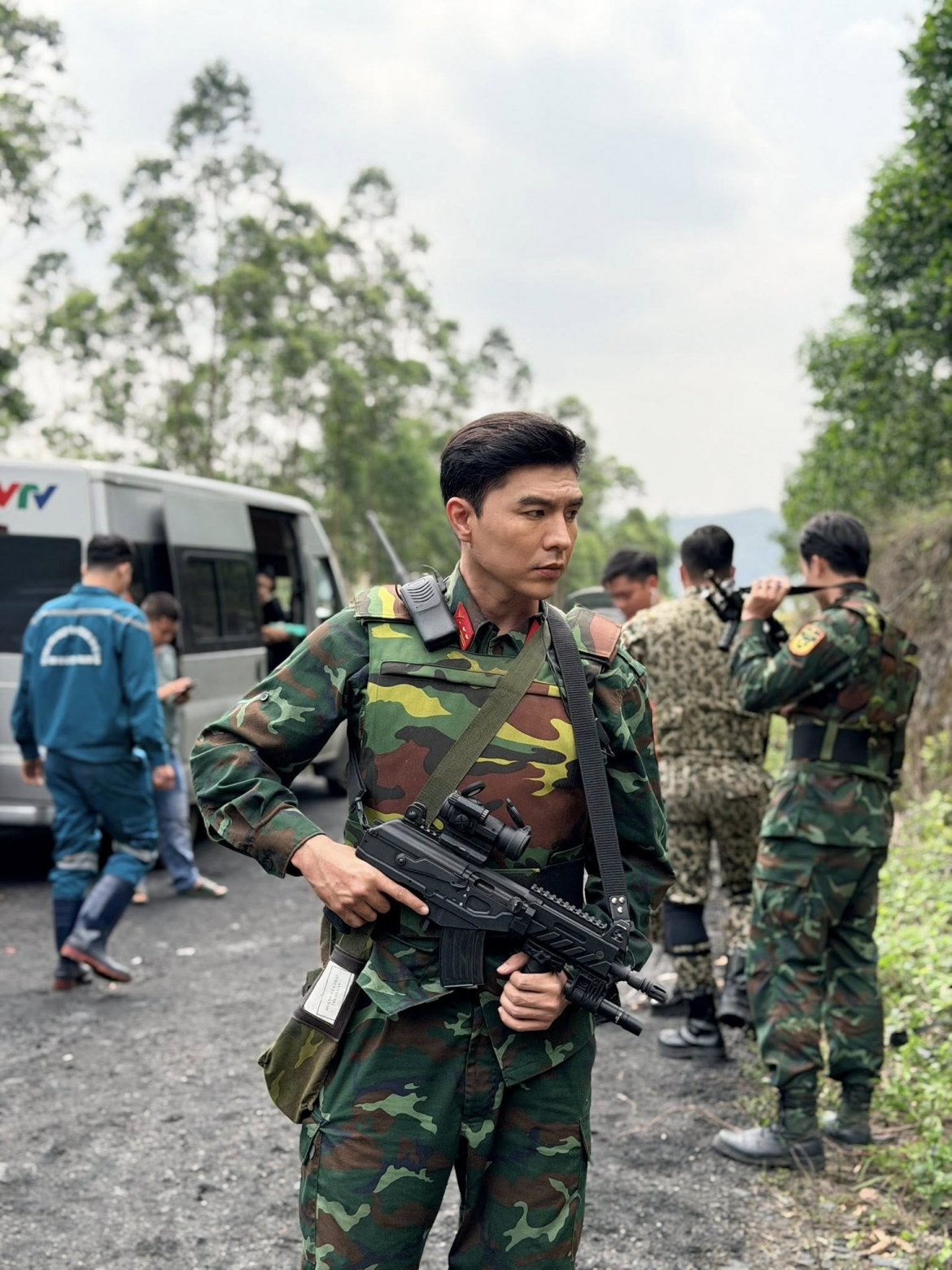 Ảnh hậu trường của Steven Nguyễn trong phim "Không giới hạn". Ảnh: FBNV