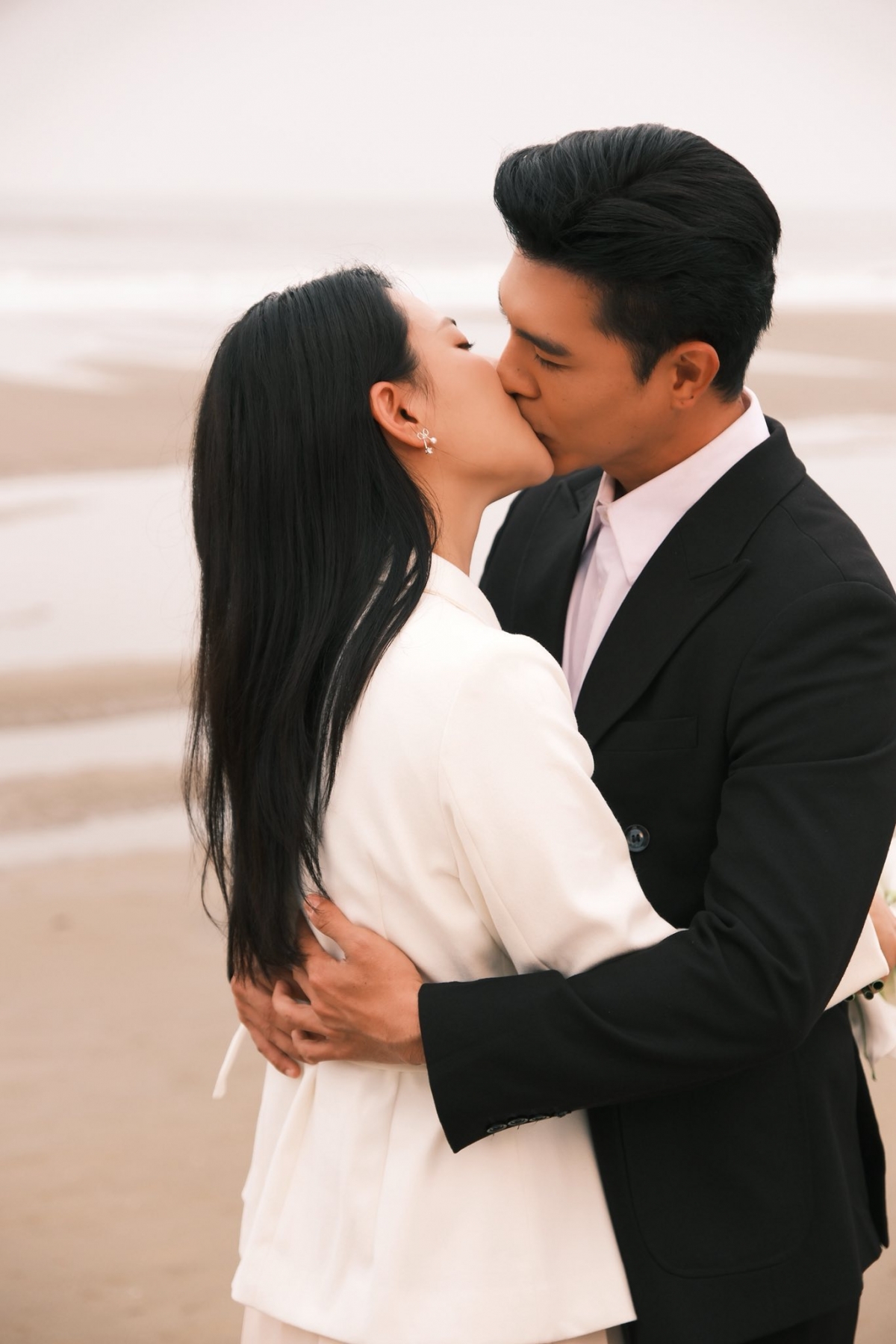 Trong tập 35 "Không giới hạn", Lợi (Tô Dũng) và Linh (Anh Đào) tổ chức đám cưới. Hai người còn lên một kế hoạch để Lam Anh bắt được hoa cô dâu, tạo cơ hội cho Kiên cầu hôn. "Em đồng ý cưới anh nhé", Kiên ngỏ lời với Lam Anh. Ban đầu, Lam Anh trêu Kiên khi từ chối nhưng sau đó đã mỉm cười rạng rỡ nói lời đồng ý. Kiên đáp lại lời yêu thương: “Anh yêu em”.