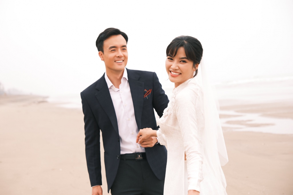 Khi bộ phim "Không giới hạn" khép lại, những hình ảnh và cảm xúc đẹp vẫn còn lan tỏa trong lòng khán giả cũng như dàn diễn viên. Trên trang cá nhân, diễn viên Anh Đào (người thủ vai Linh) chia sẻ loạt ảnh hậu trường trong cảnh quay cuối cùng với Lợi (Tô Dũng). Người đồng hành cùng nữ diễn viên trong những bức ảnh là chồng ngoài đời của cô - diễn viên Anh Tuấn, người vào vai Tùng trong phim. 