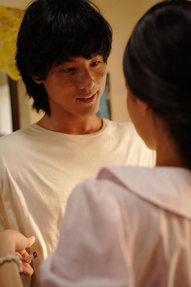  Cơ duyên đến với điện ảnh của Khương Lê bắt đầu từ phim "Gái già lắm chiêu V: Những cuộc đời vương giả". Anh đóng vai nam chính Jonathan, gây ấn tượng với tạo hình hào hoa, lịch lãm.