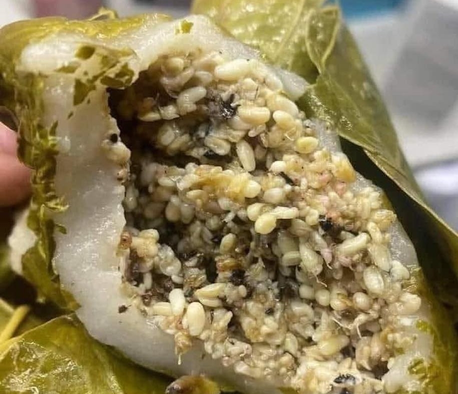 Bánh trứng kiến - món ăn lạ miệng. Ảnh: Hạnh Đỗ 