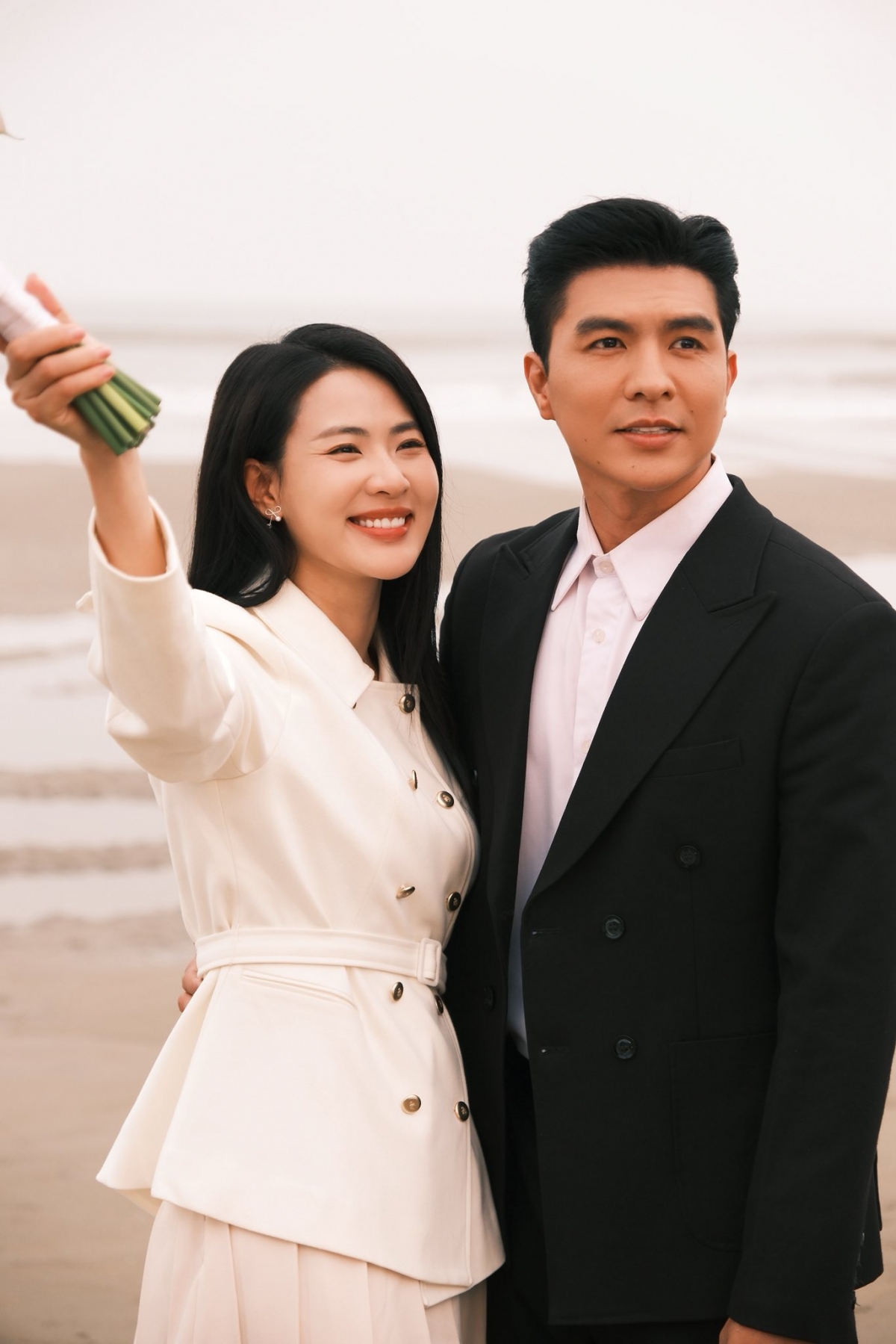 Khán giả để lại bình luận: "Một tình yêu giản dị, chân thành và luôn hi sinh tất cả để đặt tình yêu Đất nước và Nhân dân lên trên hết. Có lẽ không ai có thể phù hợp hơn Lam Anh và Kiên trong vai diễn này"; "Chưa bao giờ xem bộ phim Việt nào mà hay, nhiều cảm xúc như Không giới hạn. Cũng như chưa bao giờ có cặp đôi nào đẹp hoàn hảo, dễ thương và ngọt ngào như Minh Kiên và Lam Anh"; "Điểm sáng của phim là cặp đôi Lam Anh và Kiên. Thuần khiết, trong sáng và vô cùng đáng yêu. Hết phim rồi thấy buồn và hụt hẫng quá"...