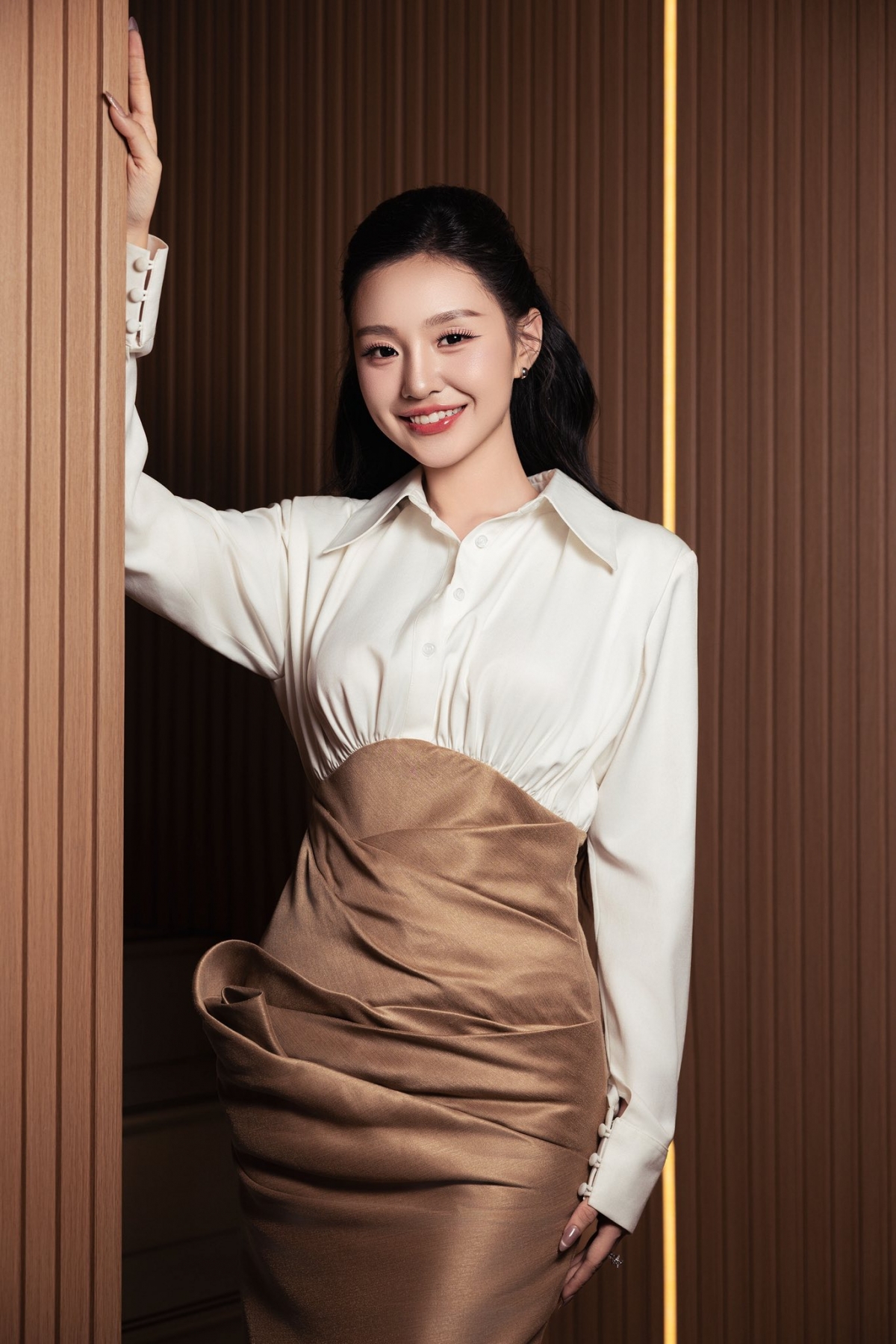 Á hậu 1 Miss World Vietnam 2025 Lê Phương Khánh Như hiện là sinh viên năm cuối khoa Du lịch, Đại học Kinh tế TP.HCM. Người đẹp hoạt động nổi bật với vai trò MC song ngữ, từng cộng tác với Tổng Lãnh sự quán Đức tại TP.HCM và nhiều thương hiệu nổi tiếng. Cô ghi dấu với nhiều thành tích như Quán quân cuộc thi MC song ngữ Én Vàng UEF 2024, Á khôi 1 Hoa khôi Sinh viên Việt Nam khu vực miền Nam 2023, Top 10 Hoa khôi Sinh viên Việt Nam 2023 và danh hiệu “Nữ sinh nhân ái”. Khánh Như từng đạt học bổng hỗ trợ học tập 150% tại Đại học Kinh tế TP.HCM, đồng thời tham gia nhiều cuộc thi học thuật như tranh biện, dịch thuật, lồng tiếng tiếng Anh và đạt các giải thưởng cao.