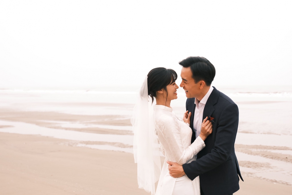 Anh Đào là gương mặt diễn viên trẻ được yêu thích khi đóng chính trong phim “Gặp em ngày nắng”. Sau đó, nữ diễn viên tham gia các phim "Lối về miền hoa", "Vui lên nào, anh em ơi", "Đấu trí", đóng chính phim điện ảnh "Hồng Hà nữ sĩ". Chồng của Anh Đào là diễn viên Anh Tuấn, tốt nghiệp khoa Diễn viên Truyền hình tại Đại học Sân khấu Điện ảnh Hà Nội. Anh hoạt động chủ yếu với vai trò diễn viên sân khấu, người mẫu và tham gia các MV, quảng cáo.