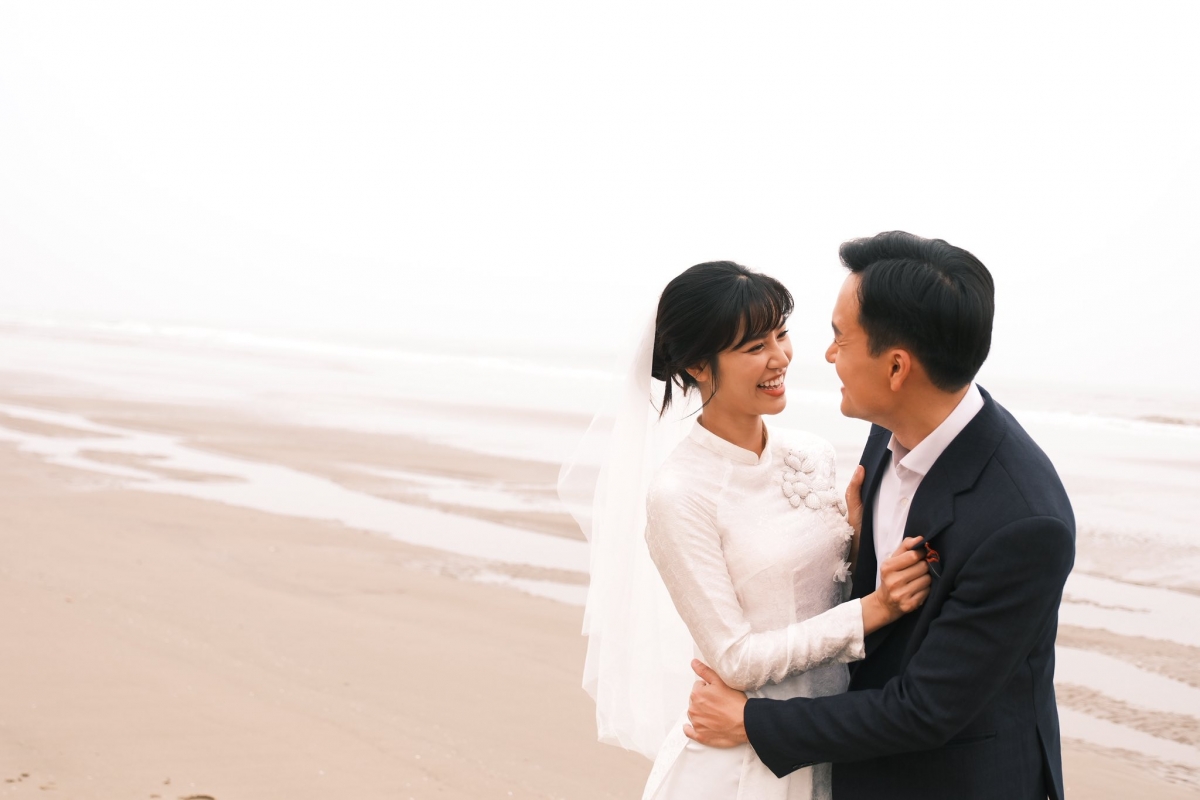 Dù có nhiều cảnh tranh cãi, va chạm trong phim "Cầu vồng ở phía chân trời", Anh Đào cho biết mối quan hệ ngoài đời giữa hai vợ chồng rất tốt đẹp, hỗ trợ nhau trong công việc và luôn tôn trọng vai diễn của đối phương. Cô hào hứng khi được trải nghiệm diễn xuất cùng người bạn đời, giúp tăng thêm chiều sâu cho những cảnh quay trong phim.