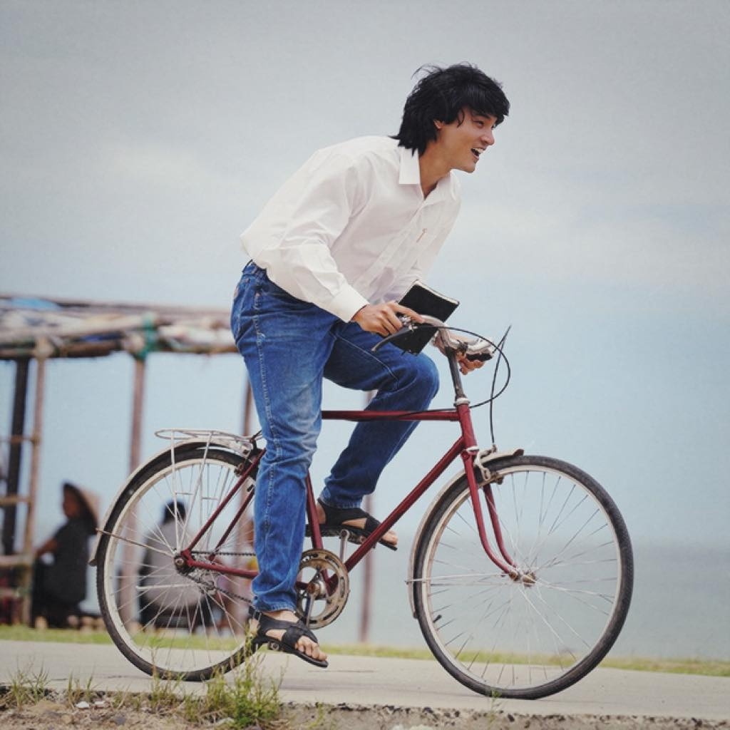 Khương Lê sở hữu chiều cao 1,86 m, thu hút với ngoại hình điển trai, nam tính. Anh từng thử sức với rap, lấy nghệ danh Dubbie, ra mắt các ca khúc "Chỉ cần là chúng ta", "Giờ em tính sao" (hát cùng Andiez, T.R.I)... 