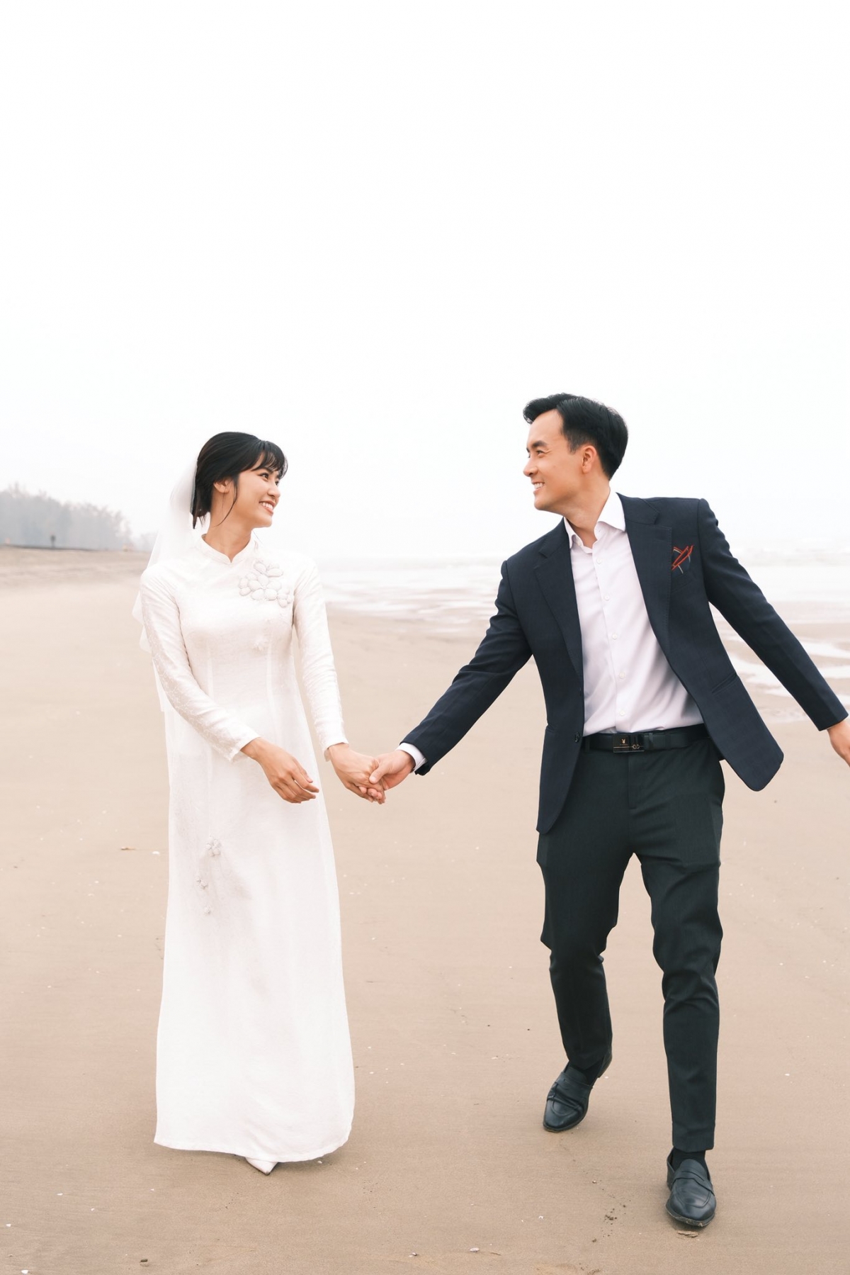 Diễn viên Anh Tuấn đảm nhận vai Tùng - đồng nghiệp của Kiên (Steven Nguyễn) trong "Không giới hạn". Đây không phải lần đầu tiên Anh Đào và Anh Tuấn cùng góp mặt trong một bộ phim truyền hình. Năm 2025, cặp đôi đóng chung phim "Cầu vồng ở phía chân trời". Dù là vợ chồng ngoài đời thực, trong phim,  Anh Tuấn vào vai chồng cũ của nhân vật Oanh do Anh Đào thủ vai. Cả hai có nhiều phân cảnh cãi vã xoay quanh chuyện nuôi con hậu ly hôn, tạo nên những tình huống kịch tính và đầy cảm xúc.