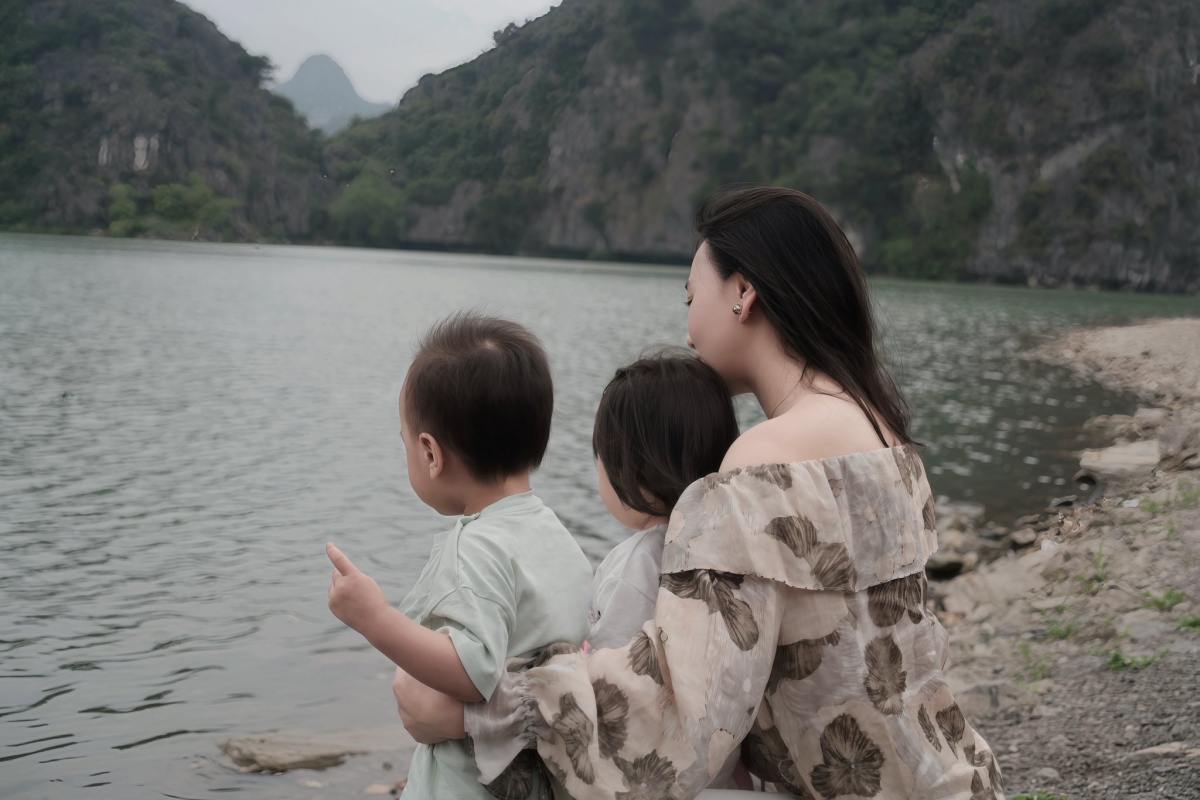 Phương Oanh đăng tải những hình ảnh bên cặp song sinh  Jimmy - Jenny. Ảnh: FBNV