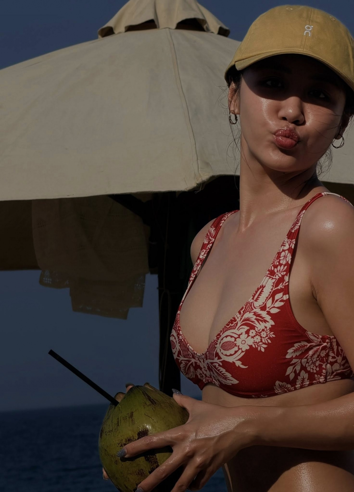 Văn Mai Hương khoe loạt ảnh đi biển đầy năng lượng. Nữ ca sĩ diện bikini họa tiết đỏ nổi bật, kết hợp cùng mũ lưỡi trai đơn giản. Làn da bắt nắng cùng thần thái tự tin khiến tổng thể visual vừa khỏe khoắn vừa quyến rũ.