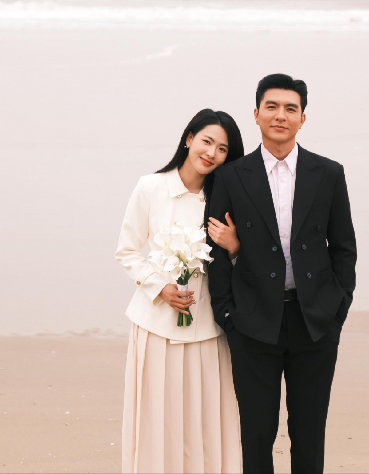 Trên trang cá nhân, diễn viên Minh Trang (vai Lam Anh) chia sẻ loạt ảnh hậu trường lãng mạn màn cầu hôn của Kiên (Steven Nguyễn) và Lam Anh trong tập cuối phim truyền hình "Không giới hạn". Nữ diễn viên không giấu được sự xúc động, gửi lời cảm ơn đến khán giả đã đồng hành cùng bộ phim trong suốt thời gian qua.