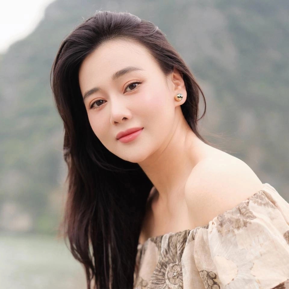 Sao Việt 10/4: Phương Oanh gần đây cập nhật hình ảnh mới, được chụp khi đi chơi cuối tuần cùng cặp song sinh. Đây là lần hiếm hoi cô lộ diện kể từ khi ông xã - Shark Bình - vướng vòng lao lý hồi tháng 10/2025. Nữ diễn viên được nhiều người nhận xét vẫn giữ được vẻ xinh đẹp nhưng không giấu nổi nét đượm buồn trong ánh mắt khi xuất hiện sau nửa năm chồng gặp biến cố.