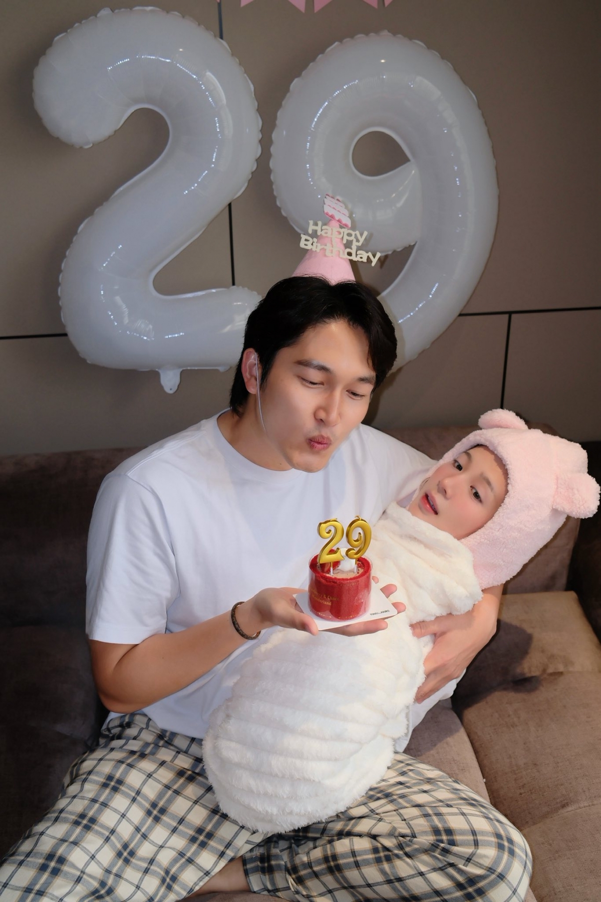 Vợ chồng Đình Tú - Ngọc Huyền đang tận hưởng cuộc sống vợ chồng son với nhiều khoảnh khắc ngọt ngào như lúc đang yêu. Vừa qua, nhân dịp sinh nhật 29 tuổi của vợ, Đình Tú đăng loạt ảnh Ngọc Huyền hóa thân thành em bé cùng lời chúc đáng yêu: "Chúc em bé sơ sinh nhưng khuôn mặt hơi phụ huynh ngày được sinh ra đời thật nhiều quà và bánh. Chúc em bé hay ăn chóng lớn và cái miệng xinh bớt cãi".