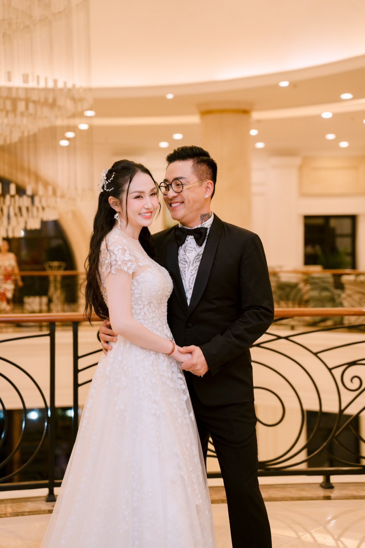 Ca sĩ Tuấn Hưng chia sẻ loạt ảnh bên bà xã Thu Hương nhân kỷ niệm 12 năm ngày cưới. Anh bày tỏ: “Có lẽ để viết thì rất nhiều nhiều lắm những kỷ niệm vui buồn trong 12 năm qua mà chúng mình cùng nhau trải qua vun đắp để có được một gia đình và hạnh phúc như ngày hôm nay. Cảm ơn em đã luôn yêu thương chiều chuộng và chấp nhận cả những điều chưa hoàn thiện ở anh, nhẹ nhàng vững tâm để cùng anh tu sửa mỗi ngày để trở thành phiên bản tốt hơn của chính mình”.