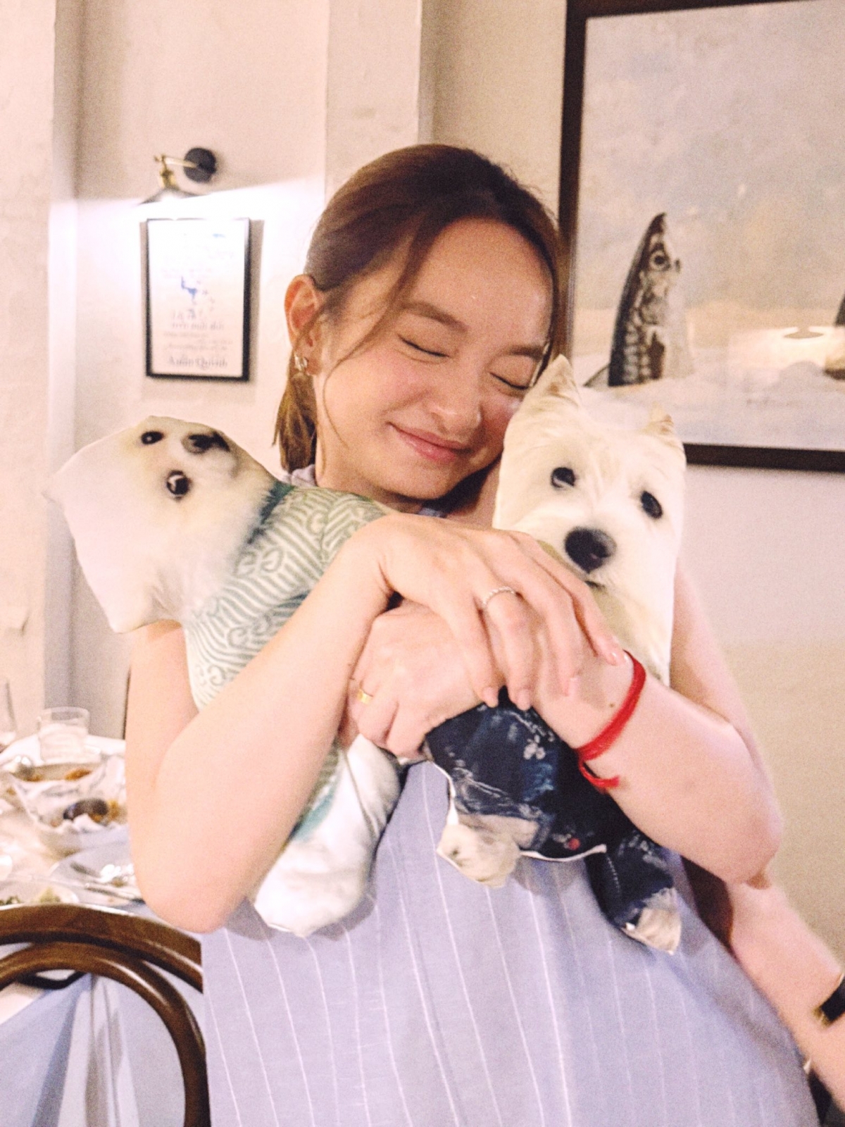 Kaity Nguyễn đăng tải loạt ảnh mừng sinh nhật tuổi 27, thu hút sự chú ý của khán giả. Nữ diễn viên xuất hiện với trang phục giản dị, buộc tóc gọn gàng, ôm gấu bông trên tay, biểu cảm nhẹ nhàng, tự nhiên. "Bé An (tên thật của Kaity Nguyễn) sinh nhật 17 tuổi lần thứ n. Cảm ơn mọi người đã yêu thương thật nhiều", cô viết.