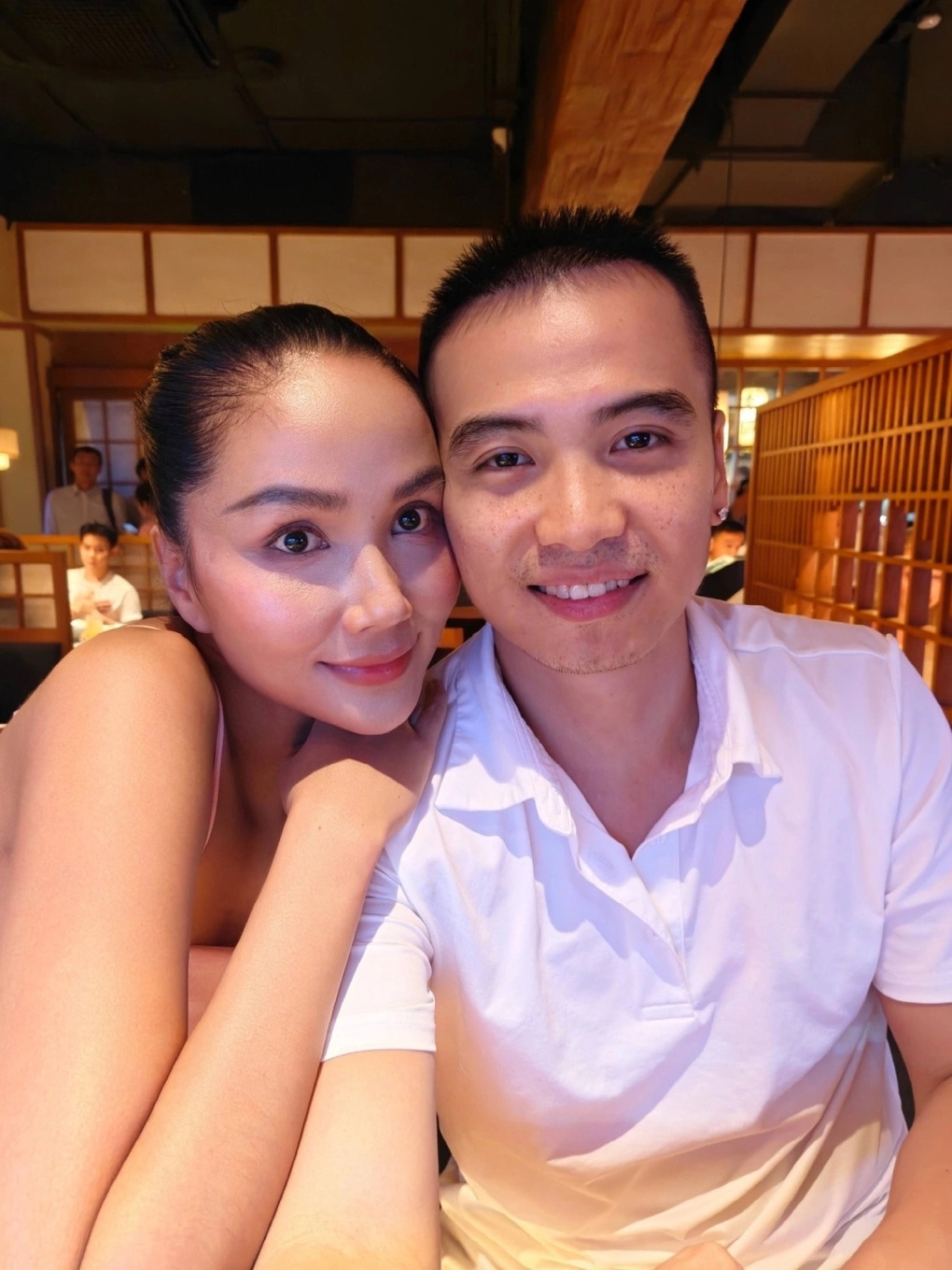 Hoa hậu H'Hen Niê nói cuộc sống hôn nhân của cô sau hai năm vẫn giữ được cảm xúc như thuở ban đầu, nhờ sự thấu hiểu và đồng hành của chồng.