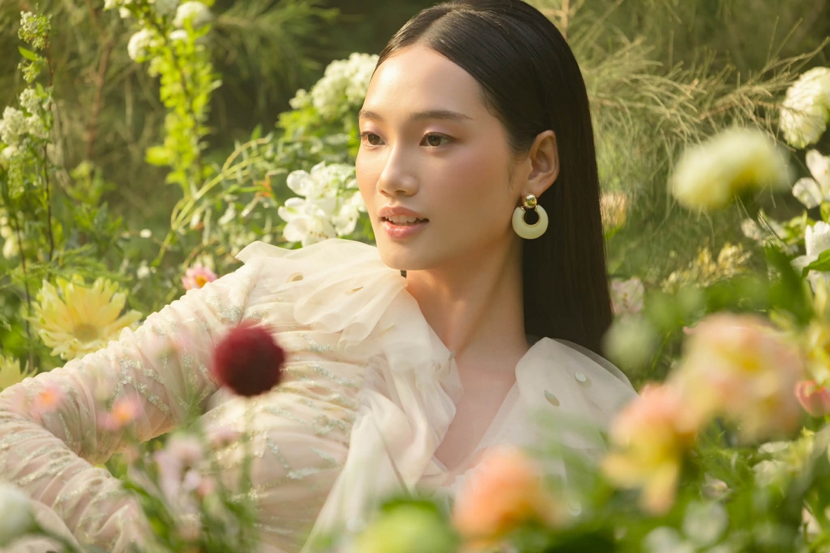 Quỳnh Anh sinh năm 1999. Trước khi lấn sân sang diễn xuất, Quỳnh Anh là người mẫu nổi bật. Cô được nhiều người biết đến sau khi tham gia chương trình The Face Vietnam 2018. Năm 2021, Quỳnh Anh giành ngôi vị Quán quân của cuộc thi siêu mẫu quốc tế Supermodel Me (Siêu mẫu châu Á). Cô ghi dấu ấn khi giành danh hiệu Á hậu 1 Hoa hậu Hoàn vũ Việt Nam 2024. 