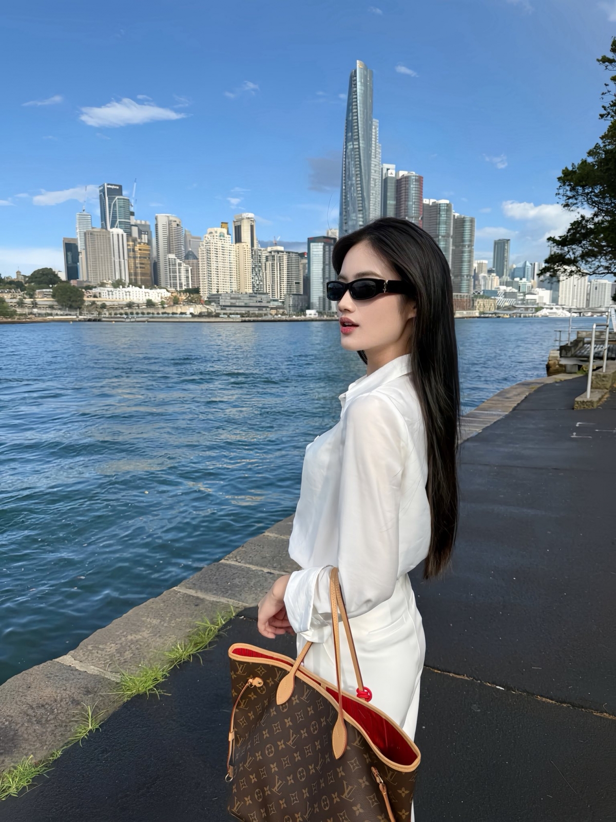 Hoa hậu Ý Nhi tận hưởng không khí trong lành vào buổi sáng tại Australia – nơi người đẹp đang đi du học.