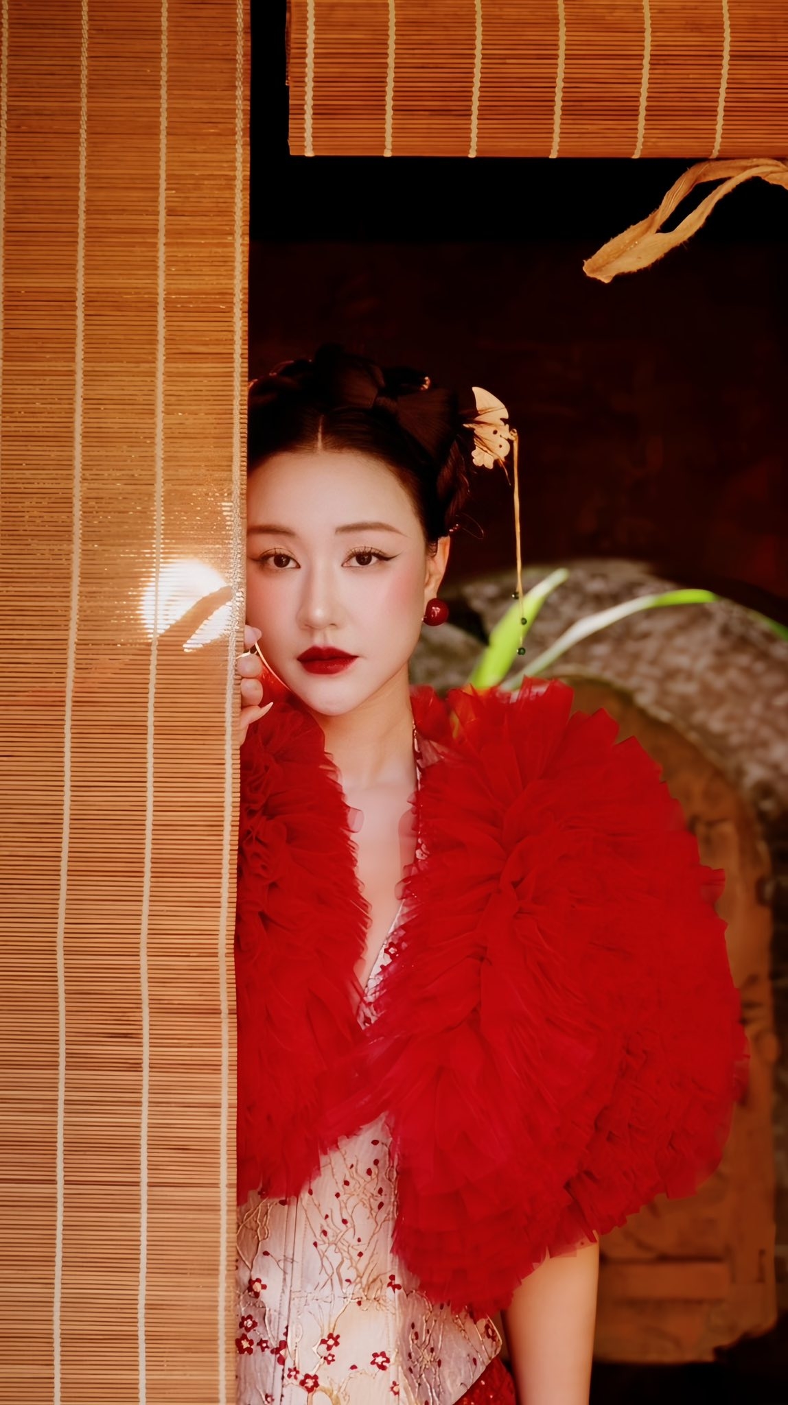 Maya tên thật là Mai Thu Hường, sinh năm 1988, được khán giả biết với vai trò ca sĩ, diễn viên. Cô từng tham gia các phim điện ảnh "Scandal: Bí mật thảm đỏ", "Em là của em", "Vợ ba"... cùng nhiều phim truyền hình như "Trái đắng", "Gọi nắng", "Yêu lần nữa", "Mình yêu nhau bình yên thôi"... Mới đây, Maya góp mặt trong bộ phim truyền hình "Không giới hạn". Bên cạnh ca hát và diễn xuất, người đẹp hiện kinh doanh. 