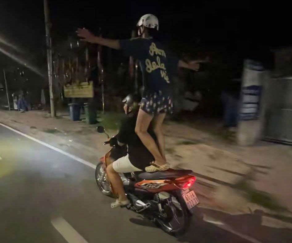 Cảnh hai nam sinh quay trên tiktok 