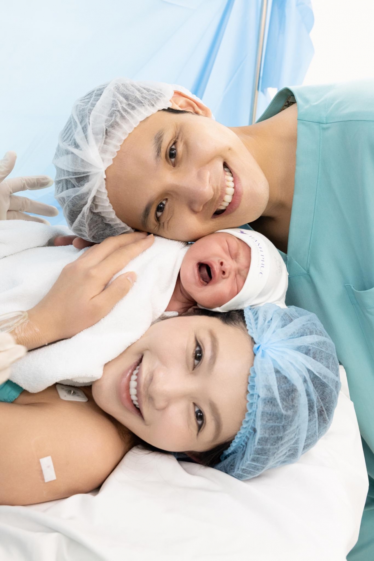 Vợ chồng Quỳnh Châu - Phát Nguyễn bên con mới sinh. Ảnh: FBNV