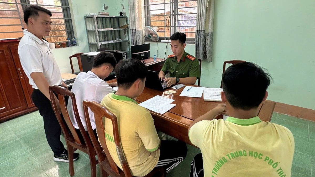Hai nam sinh bị công an mời lên làm việc 