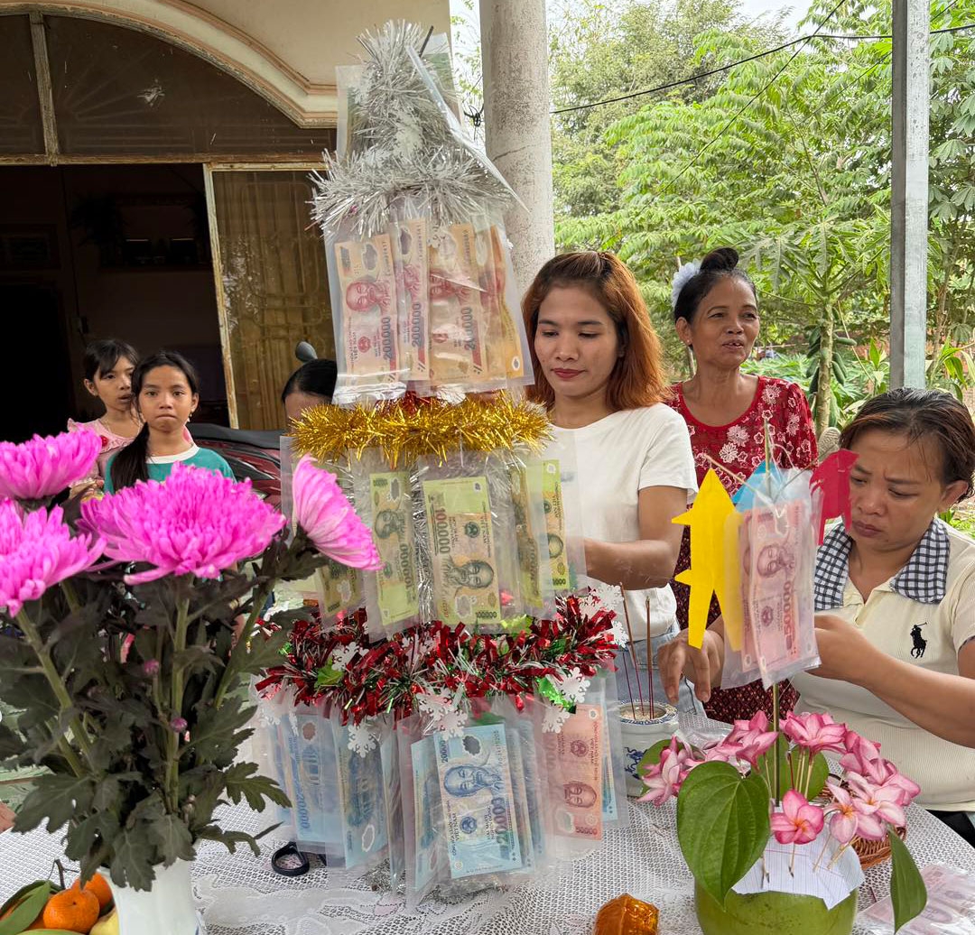 Người dân trang trí mâm cúng 