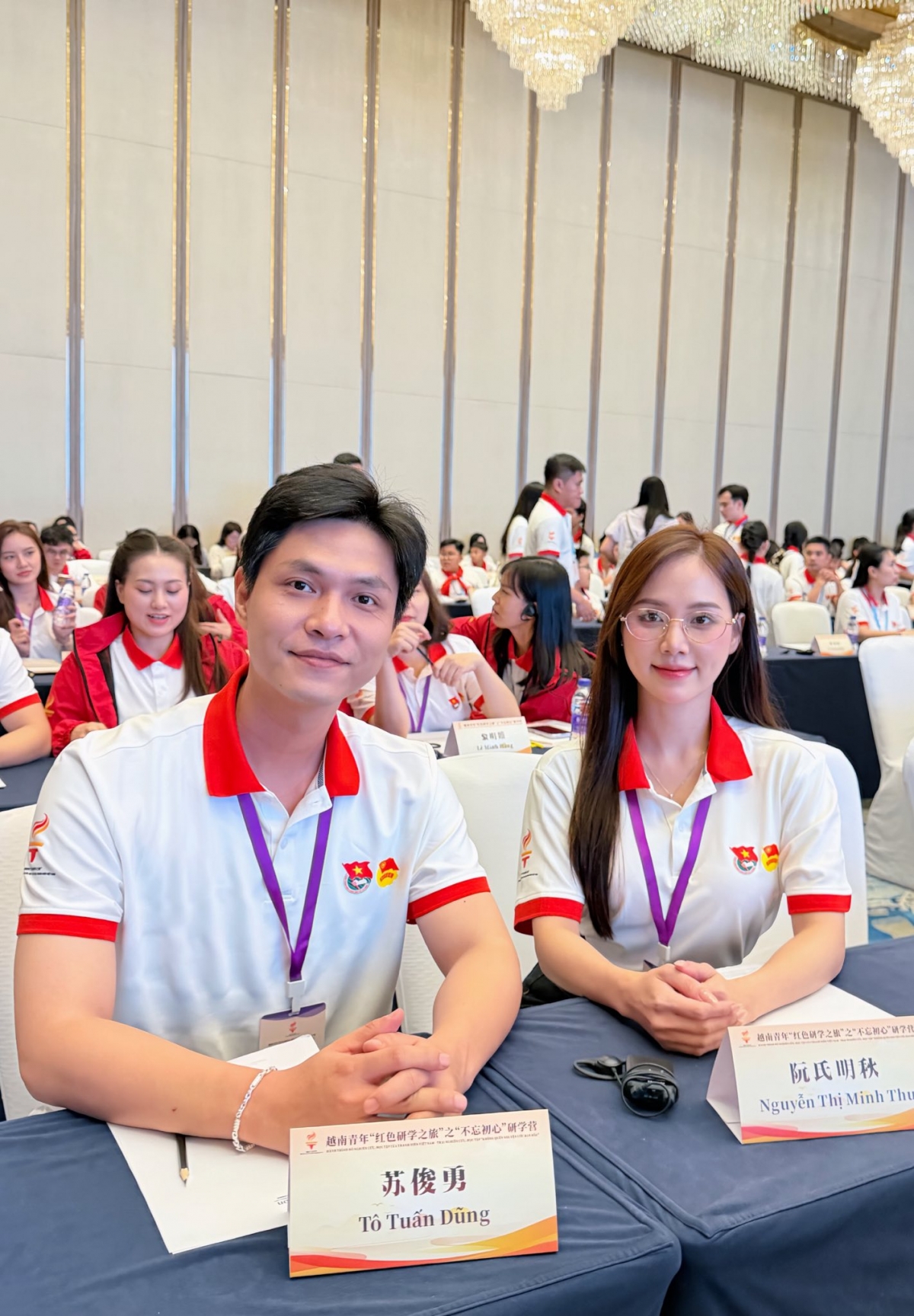 Diễn viên Minh Thu và diễn viên Tô Dũng khoe ảnh cùng đi công tác tại Trung Quốc.