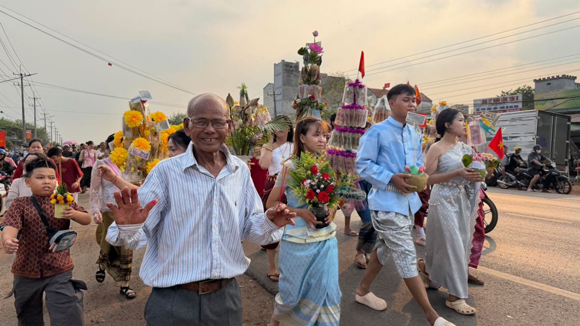 Người dân đem lễ vật đến chùa