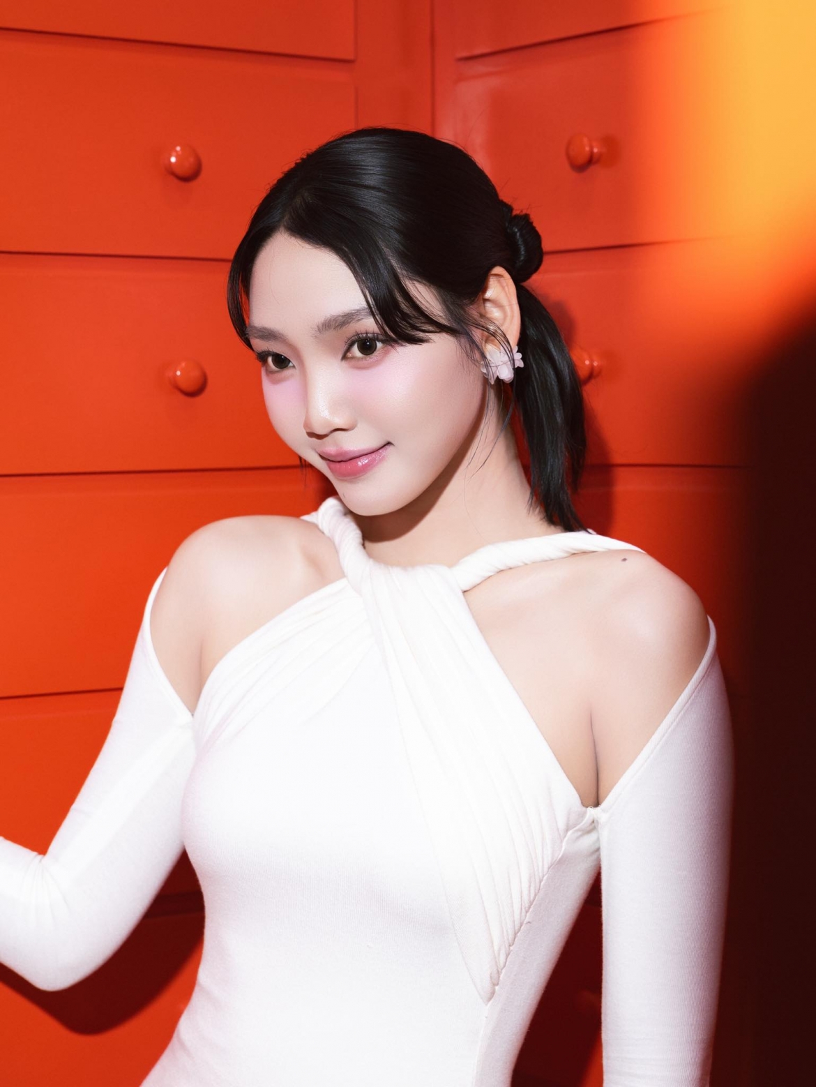  Dù là gương mặt mới của màn ảnh rộng, chỉ trong 2 năm, Minh Anh góp mặt trong ba dự án đều có doanh thu phòng vé vượt 100 tỷ đồng. Đây là thành tích không phải diễn viên trẻ nào cũng có được. Không được đào tạo diễn xuất bài bản, Minh Anh cho biết cô học hỏi từ đạo diễn, đồng nghiệp, tự nghiên cứu qua các bộ phim trong và ngoài nước để hiểu cách xây dựng nhân vật.
