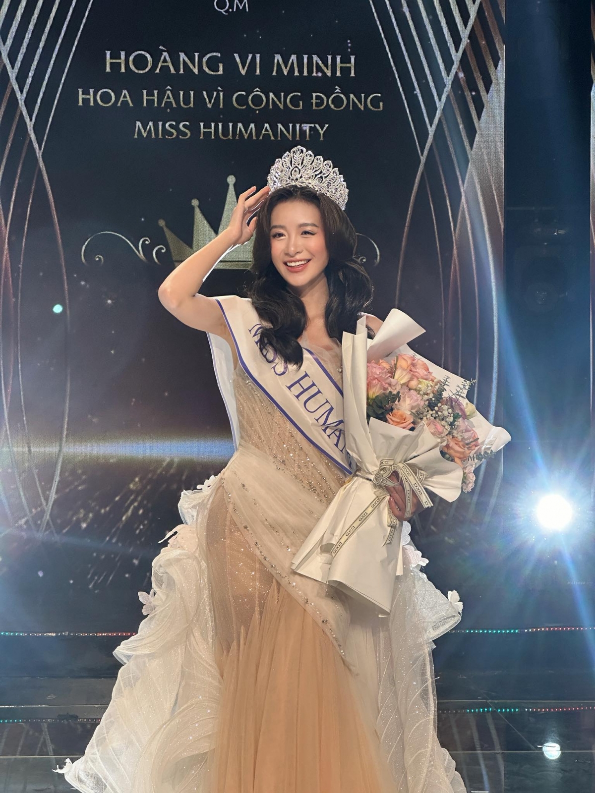 Bộ phim truyền hình “Lời hứa đầu tiên” khai thác trực diện đời sống của các hoa hậu – một thế giới tưởng chừng chỉ có ánh hào quang. Trong phim, Trang Emma đảm nhận vai nữ chính Vi Minh - người đăng quang trong cuộc thi Hoa hậu vì cộng đồng. Những ngày đầu đăng quang, Vi Minh gặp không ít khó khăn. Hành trình bước chân vào showbiz của Vi Minh không chỉ là con đường trải đầy ánh sáng, mà còn ẩn chứa vô số cạm bẫy, cám dỗ và những mối quan hệ phức tạp.