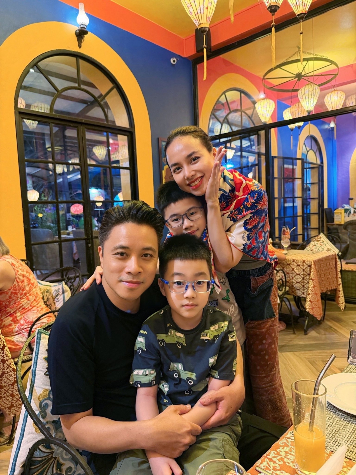 Victor Vũ gặp lại vợ và hai con sau nhiều ngày đi làm. Anh bày tỏ: “Lần đầu bố con xa nhau lâu như vậy. Cảm ơn vợ đã đưa hai cậu bé ra để bố đỡ phải nhớ”.