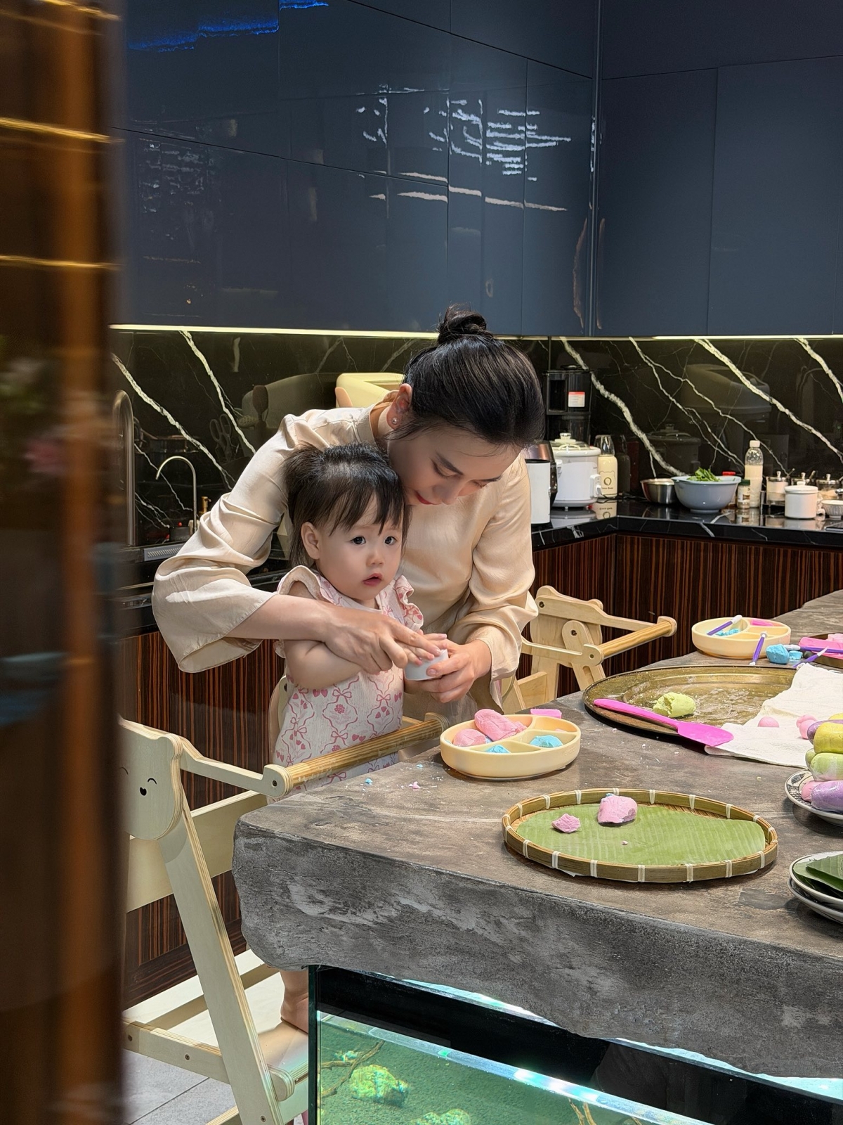 Phương Oanh đăng vlog mới, hé lộ hậu trường buổi làm bánh trôi, bánh chay mừng Tết Hàn thực. Cặp song sinh Jimmy - Jenny được mẹ cho vào bếp cùng nặn bánh. Tuy nhiên, cả hai bé khiến mẹ không nhịn được cười vì biểu cảm hài hước nên cô gọi các con là những phụ bếp nhí bất ổn.