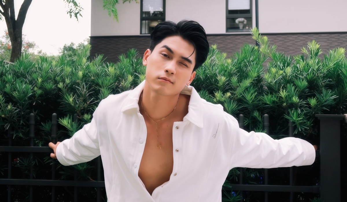 Sao Việt 19/4: Võ Điền Gia Huy vướng tin đồn hẹn hò Uyển Ân, Gigi Hương Giang và nghi vấn "phim giả tình thật" với Tam Triều Dâng. Mới đây nam diễn viên đã lên tiếng để làm rõ. Theo đó, Võ Điền Gia Huy mong fan kiểm soát để tránh gây ảnh hưởng đến những người bên cạnh. Đồng thời, anh gửi lời xin lỗi với những người đồng nghiệp bị réo tên trong những ngày qua.