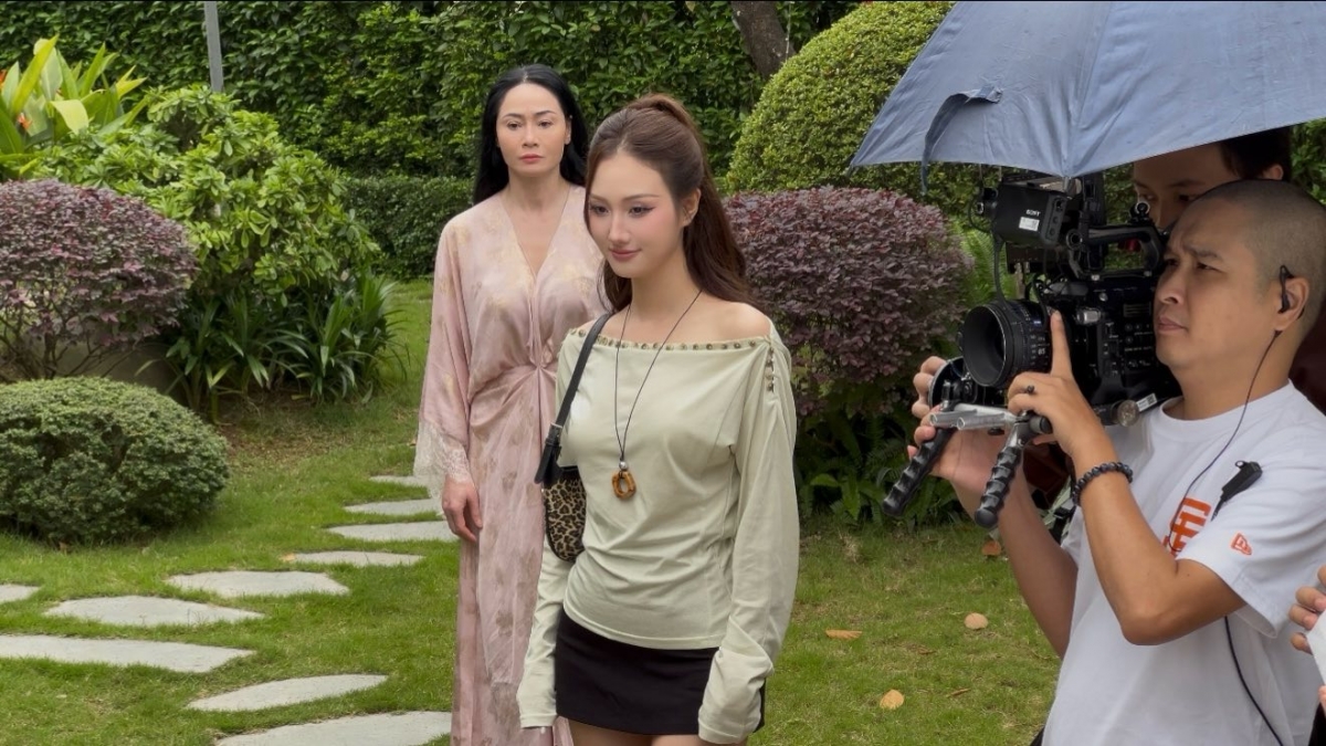 Tuy nhiên, thay vì né tránh, cô gái lại phản ứng ngược, đáp trả thẳng thừng, thậm chí có phần thách thức. Cách nói chuyện không kiêng dè, cộng với thái độ “không vừa” khiến cuộc đối đầu nhanh chóng leo thang, tạo nên một trong những phân đoạn căng thẳng nhất phim.