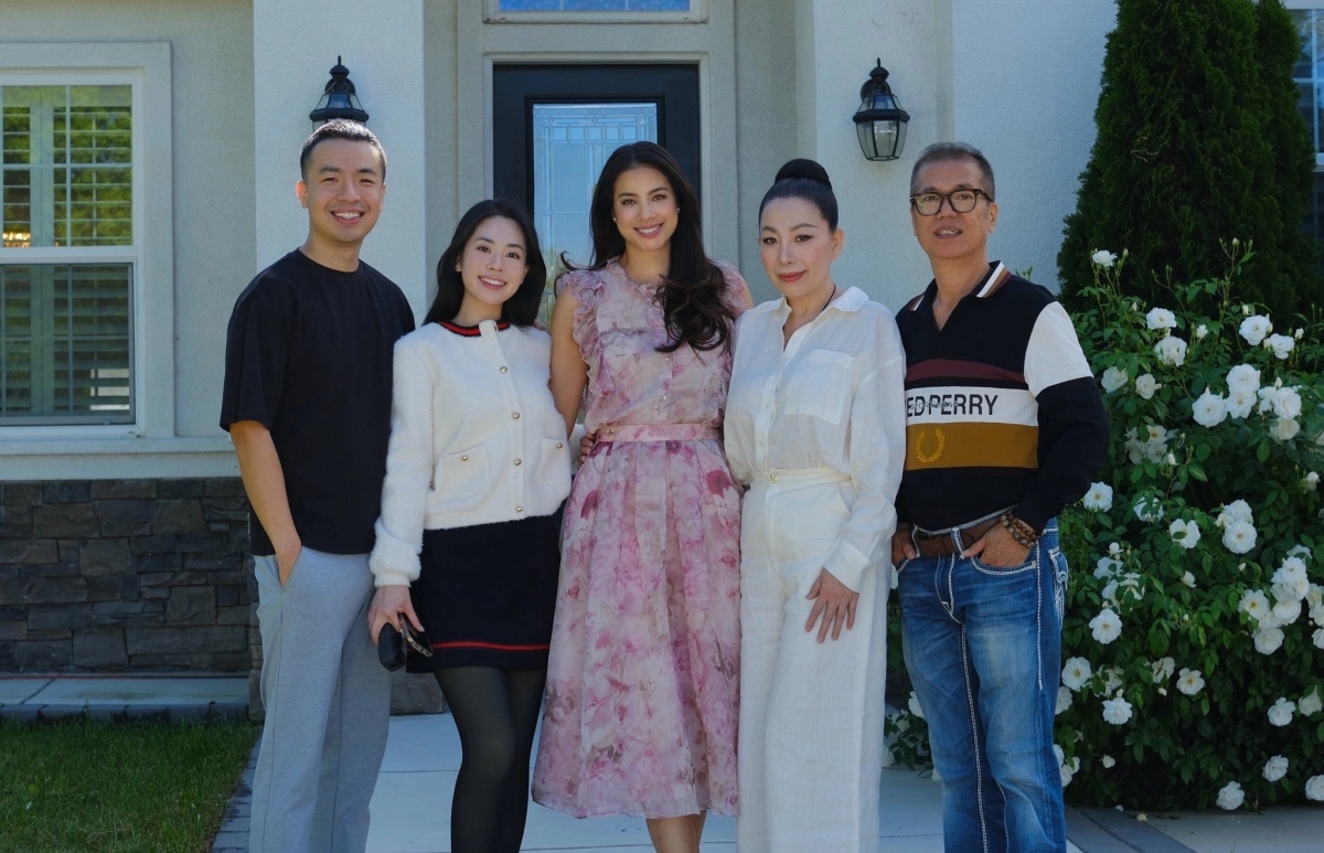 Dịp sang Mỹ nghỉ dưỡng, NTK Linh San cùng gia đình đến thăm nhà riêng của Phạm Hương tại California. Không gian sống của người đẹp và chồng đại gia khoảng 1.000 m2, nằm trong khu biệt thự cao cấp, riêng tư, có bể bơi và sân vườn rộng rãi.