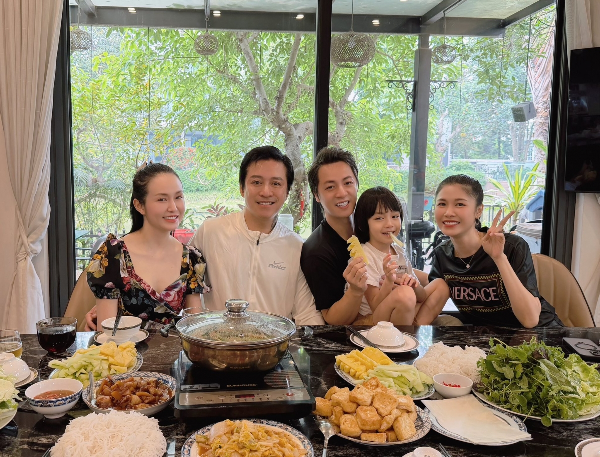 Vợ chồng ca sĩ Đăng Khôi – Thủy Anh ghé thăm gia đình ca sĩ Tuấn Hưng – Hương Baby nhân dịp ra Hà Nội.