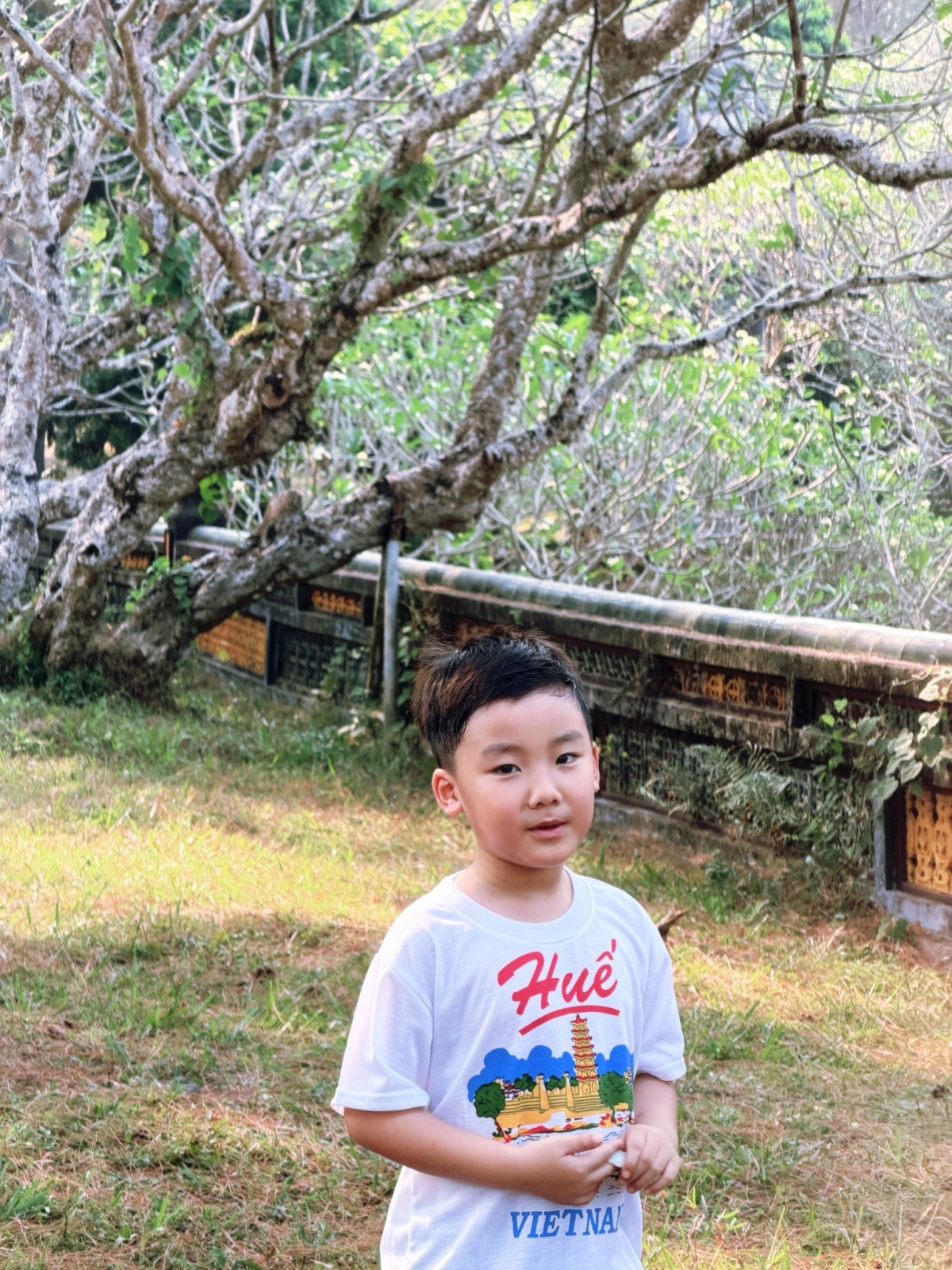 Bé Bo - con trai Hòa Minzy trong chuyến du lịch Huế