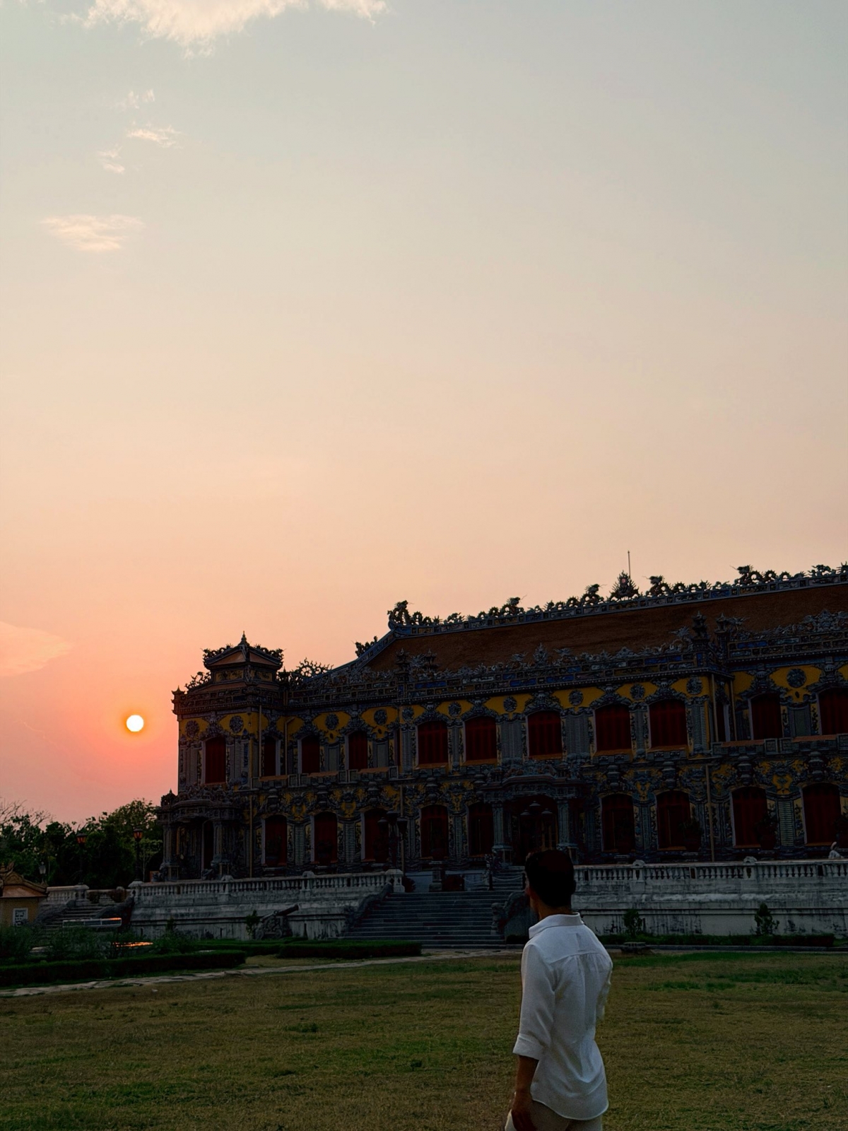 Hòa Minzy chia sẻ ảnh chụp bạn trai từ phía sau