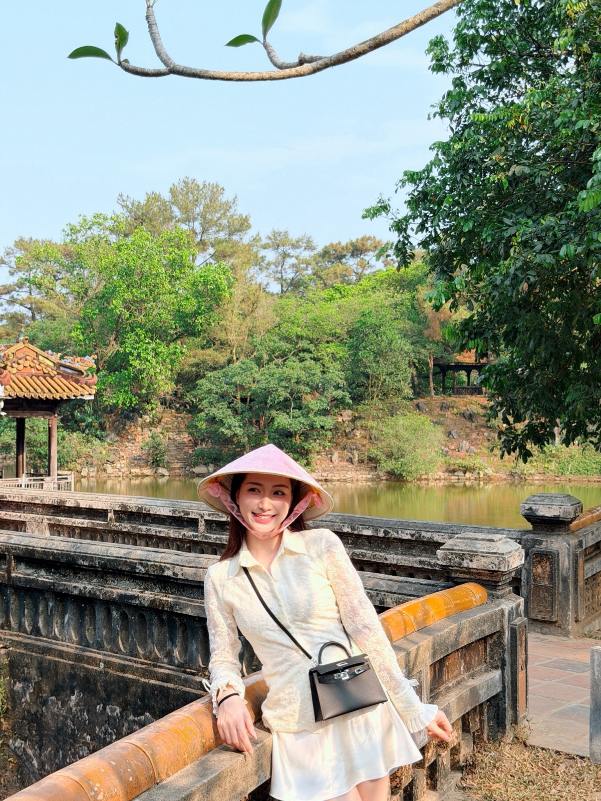 Hòa Minzy diện set đồ nữ tính khi đi du lịch Huế