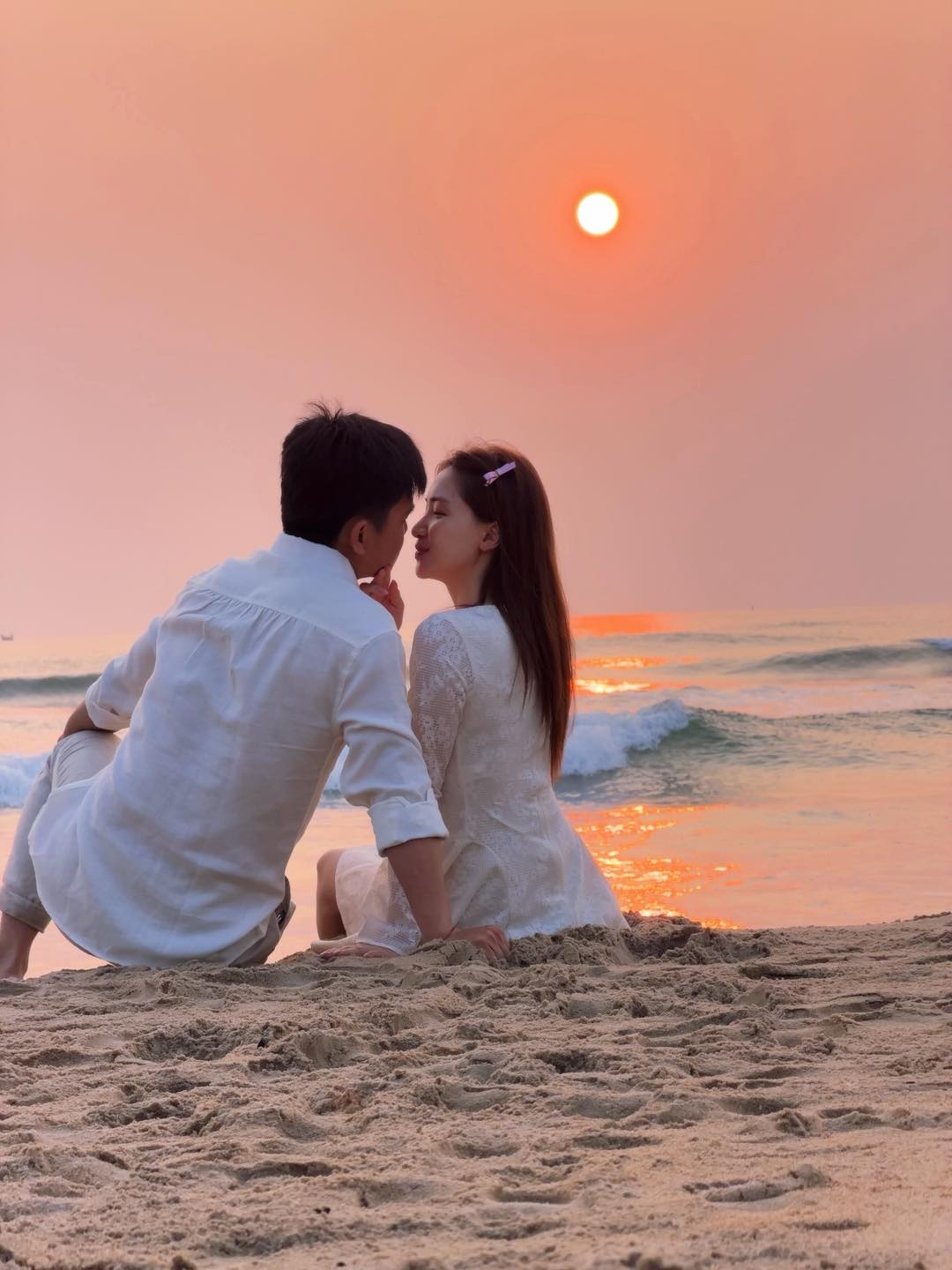 Những ngày qua, Thăng Văn Cương được nghỉ phép nên cặp đôi dành thời gian du lịch Huế, Đà Nẵng, Hội An. Hòa Minzy bày tỏ: "Đợi nửa năm để đồng chí C giấu tên có đợt nghỉ phép thực sự. Đúng đợt thời tiết Đà Nẵng đẹp mê luôn. Hy vọng cuối tháng sau sẽ xin được phép vào đúng dịp sinh nhật hai đứa hoặc được nghỉ tranh thủ 3 ngày cũng được".