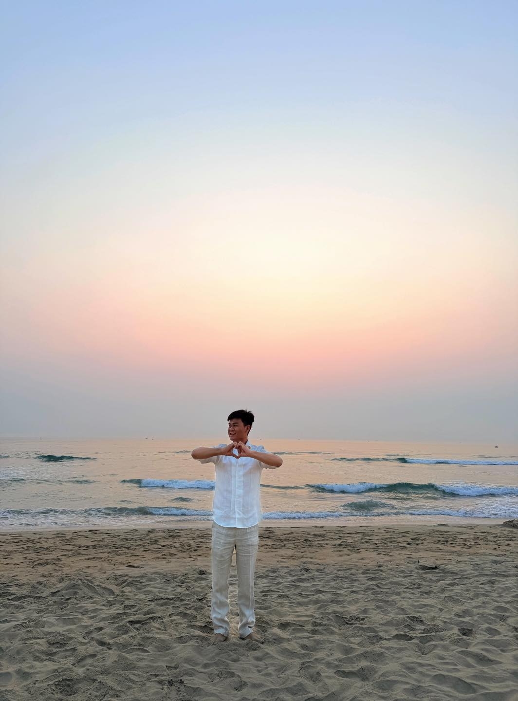 Đại úy Thăng Văn Cương cũng chia sẻ loạt ảnh của cặp đôi trên trang cá nhân. Anh viết: "Giữ lời hứa, được nghỉ phép là đưa bé yêu đi biển".