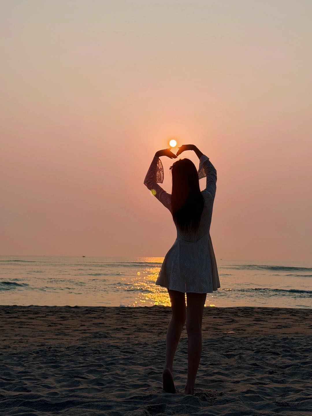 Bên dưới bài đăng của cả hai, nhiều khán giả bày tỏ sự ngưỡng mộ trước tình cảm của cặp đôi. Một số người để lại bình luận: "Ngồi xem hình của hai đồng chí rồi tôi cười tủm tỉm"; "Xem ảnh của Hoà xong lại muốn yêu lại từ đầu"; "Chúc hai em có kỳ nghỉ vui vẻ hạnh phúc"; "Siêu dễ thương, năng lượng tích cực buổi sáng, chúc hai em luôn hạnh phúc và đáng yêu thế này mãi"...