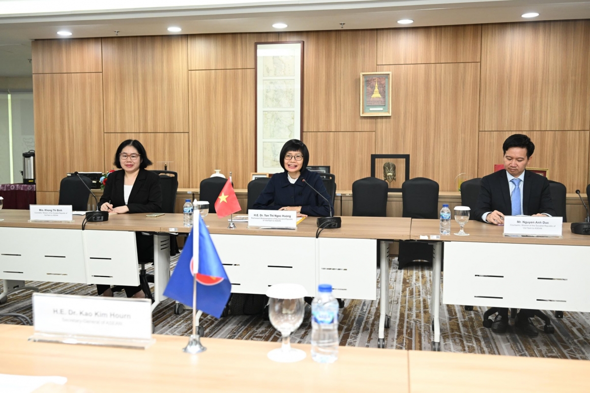 Đại sứ Tôn Thị Ngọc Hương trao đổi với Tổng thư ký phương hướng thúc đẩy hợp tác cụ thể, thực chất trong ASEAN và các đối tác- Ảnh Ban thư ký ASEAN