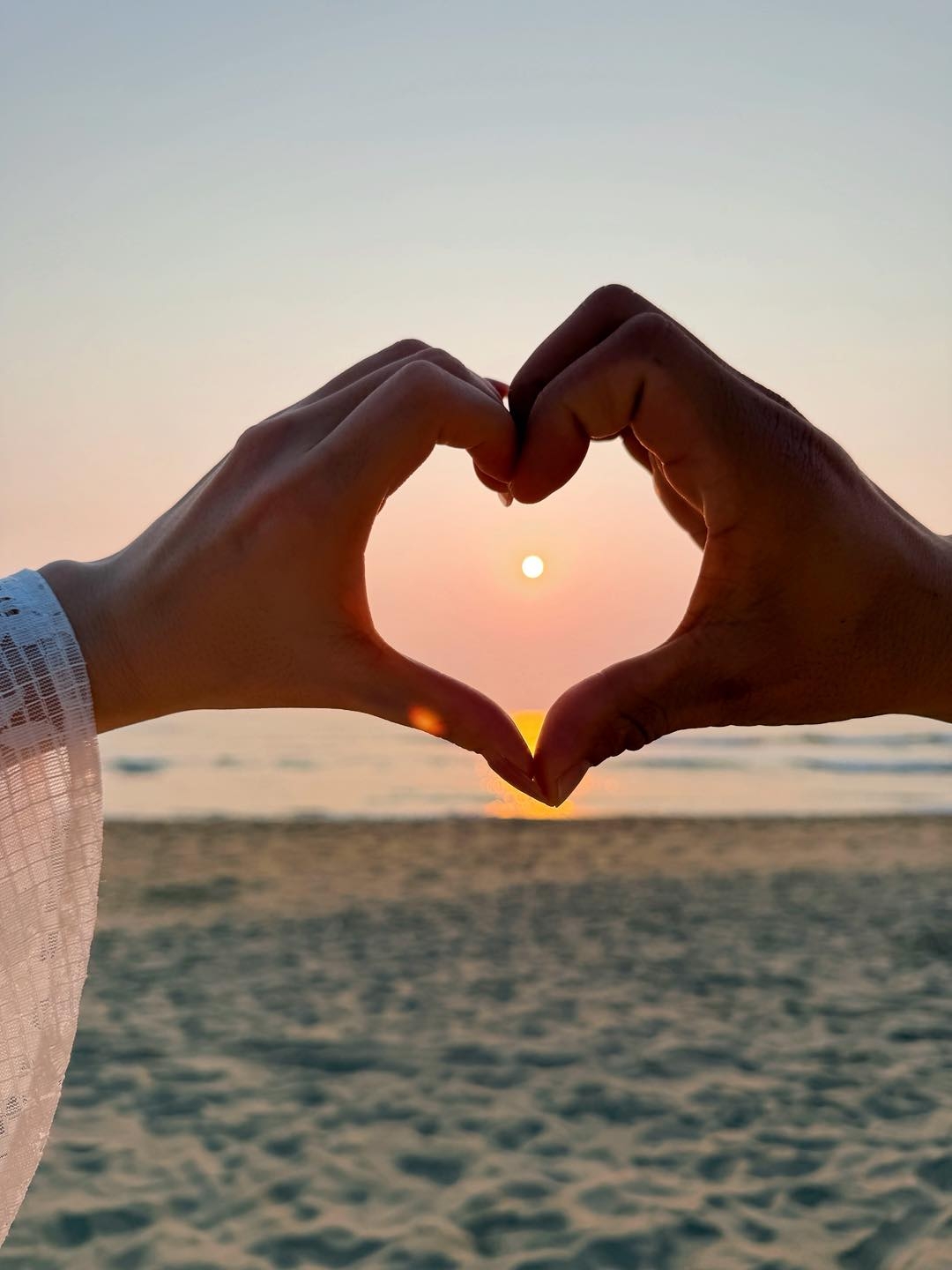 Đầu tháng 3/2026, Hòa Minzy công khai mối quan hệ tình cảm với Đại úy Thăng Văn Cương. Sau khi công khai bạn trai, Hòa Minzy thoải mái chia sẻ nhiều nhiều hình ảnh, clip liên quan đến nửa kia. Sau đó, cô cho biết sẽ tiết chế việc chia sẻ về đời tư để tránh những ý kiến trái chiều. Nữ ca sĩ nói việc đăng tải chỉ dừng ở mức vừa phải và mong nhận được sự thông cảm từ khán giả.