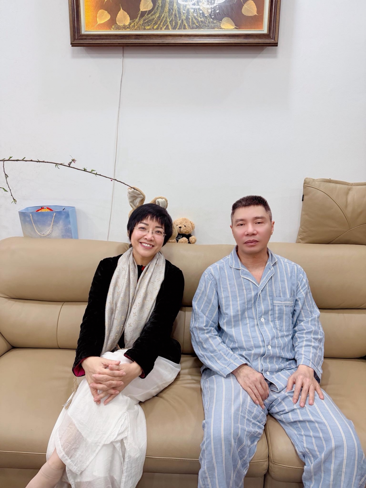 Ngọc Hà – vợ NSND Công Lý đăng ảnh MC Thảo Vân chụp cùng chồng. Cô viết: “Ảnh hồi Tết bây giờ mới đăng. Chị Vân tươi tắn, còn anh Lý hay ‘ngủ gật’ lúc chụp ảnh quá”.