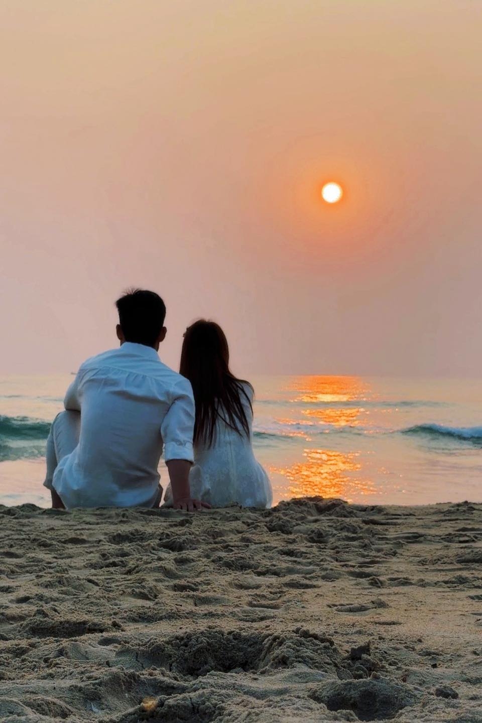 Hòa Minzy chia sẻ kỳ nghỉ phép lần này của bạn trai rất đặc biệt "bởi nó đến sau rất nhiều kỳ nghỉ phép hụt". Nữ ca sĩ cũng bày tỏ sự đồng cảm với những người phụ nữ có chồng, bạn trai là quân nhân, bộ đội bởi rất khó để xin nghỉ phép. 